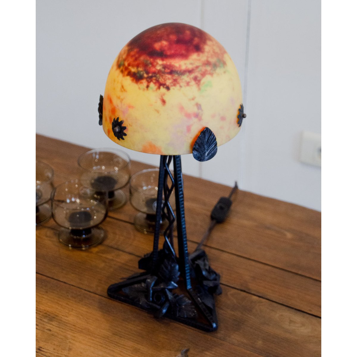 Lampe Daum en fer forgé et pâte de verre Julia N°930 - Bon état noir, DEBONGOUT