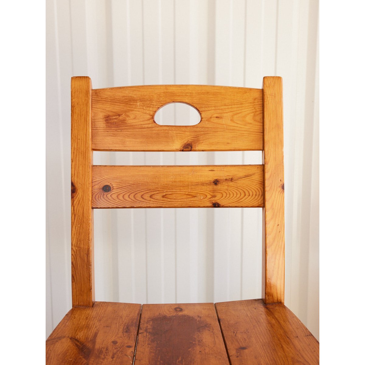Paire de chaises en pin massif patiné Claude N°1460 - Bon état bois clair, DEBONGOUT