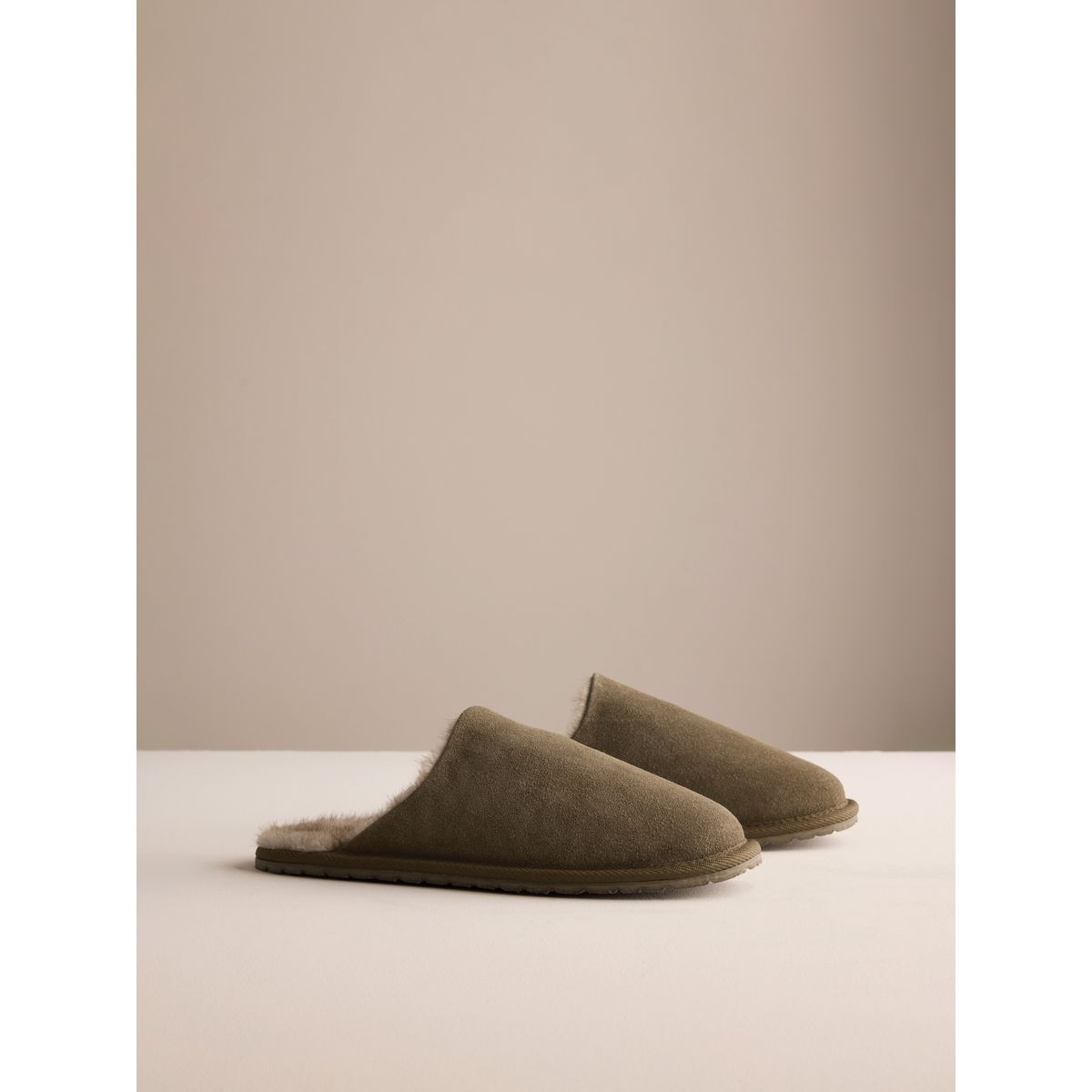Chaussons mules fins en daim vert kaki, NEXT