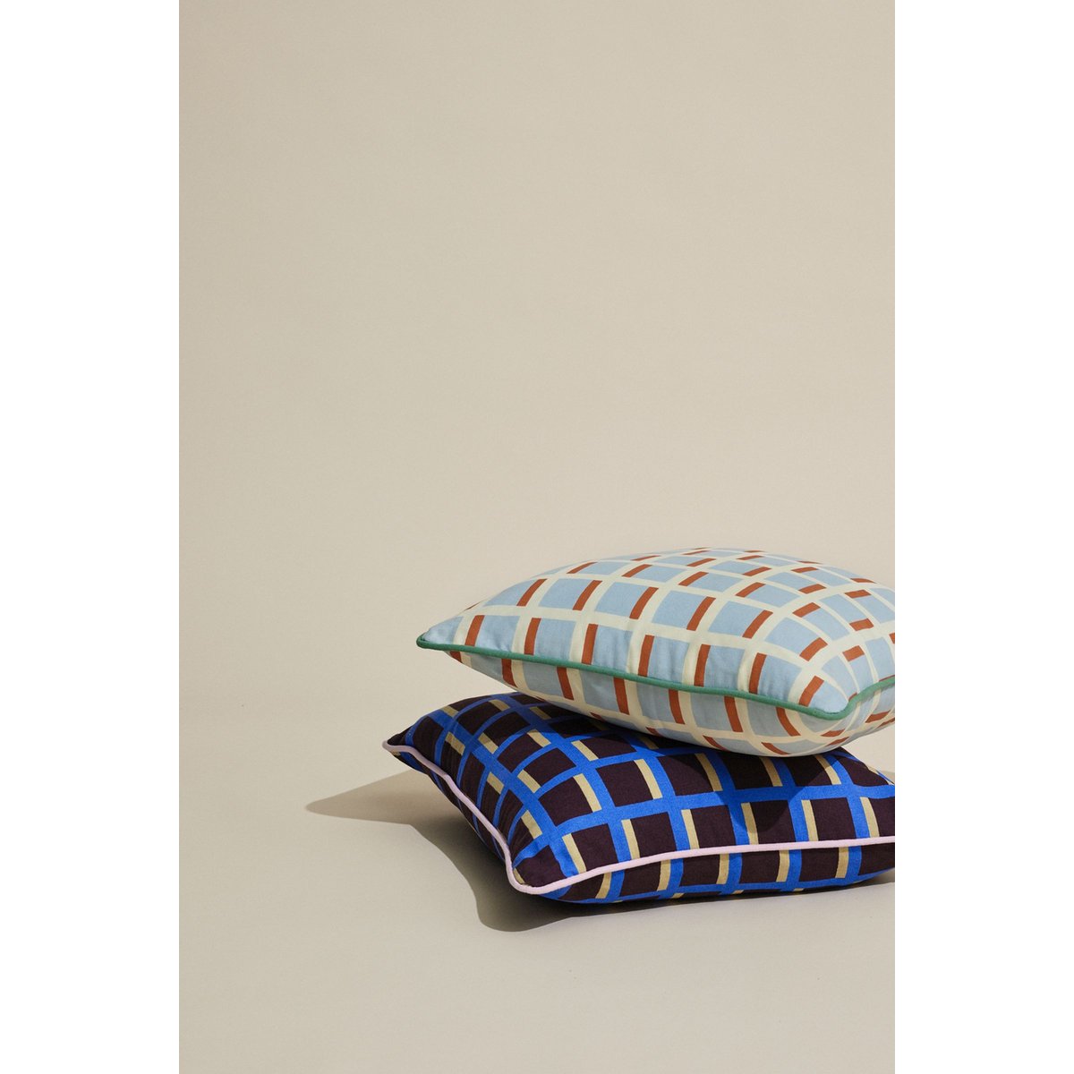 Coussin en coton AGENDA bleu/ multicoloré, HUBSCH