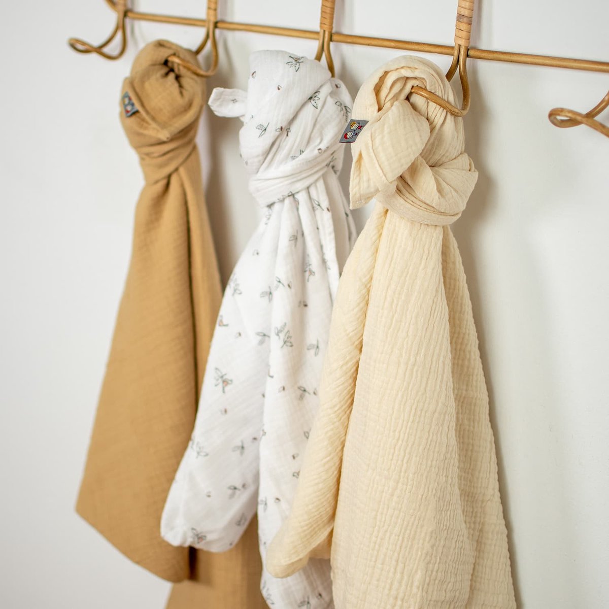 Grande cape de bain en bambou et gaze de coton MELODY melody, blanc imprimé minimaliste, SEVIRA KIDS