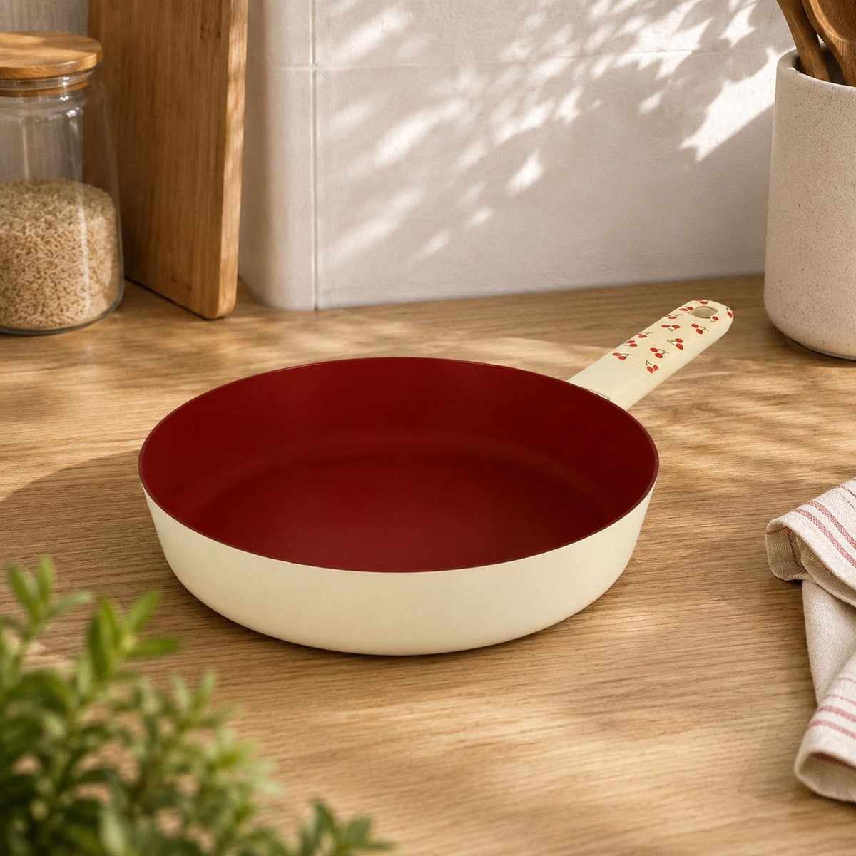 Poêle 24cm en aluminium, CERISE beige-rouge, MENASTYL