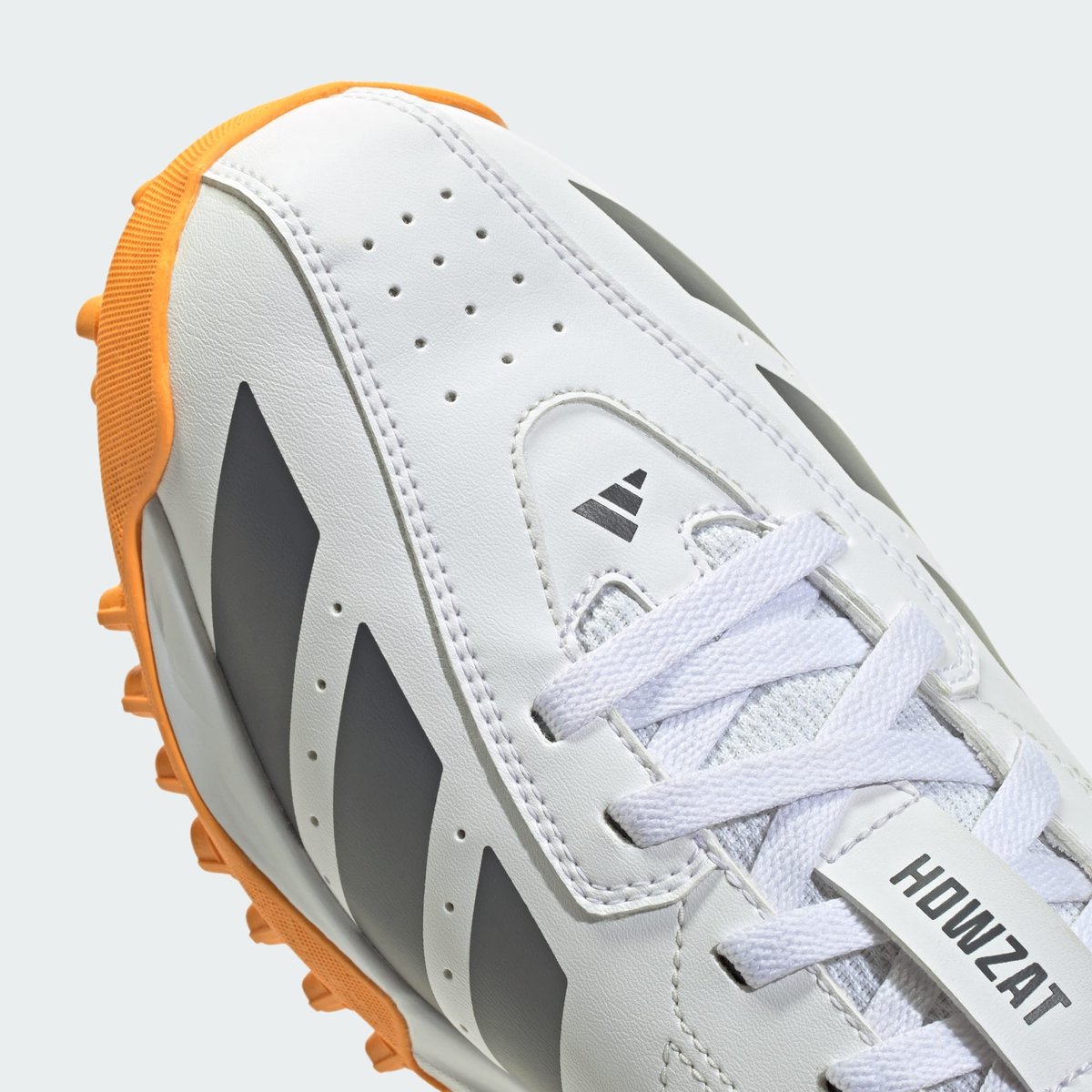 Chaussure De Cricket Howzat Spikeless cloud white / aurora onix / lucid tangerine, adidas Performance