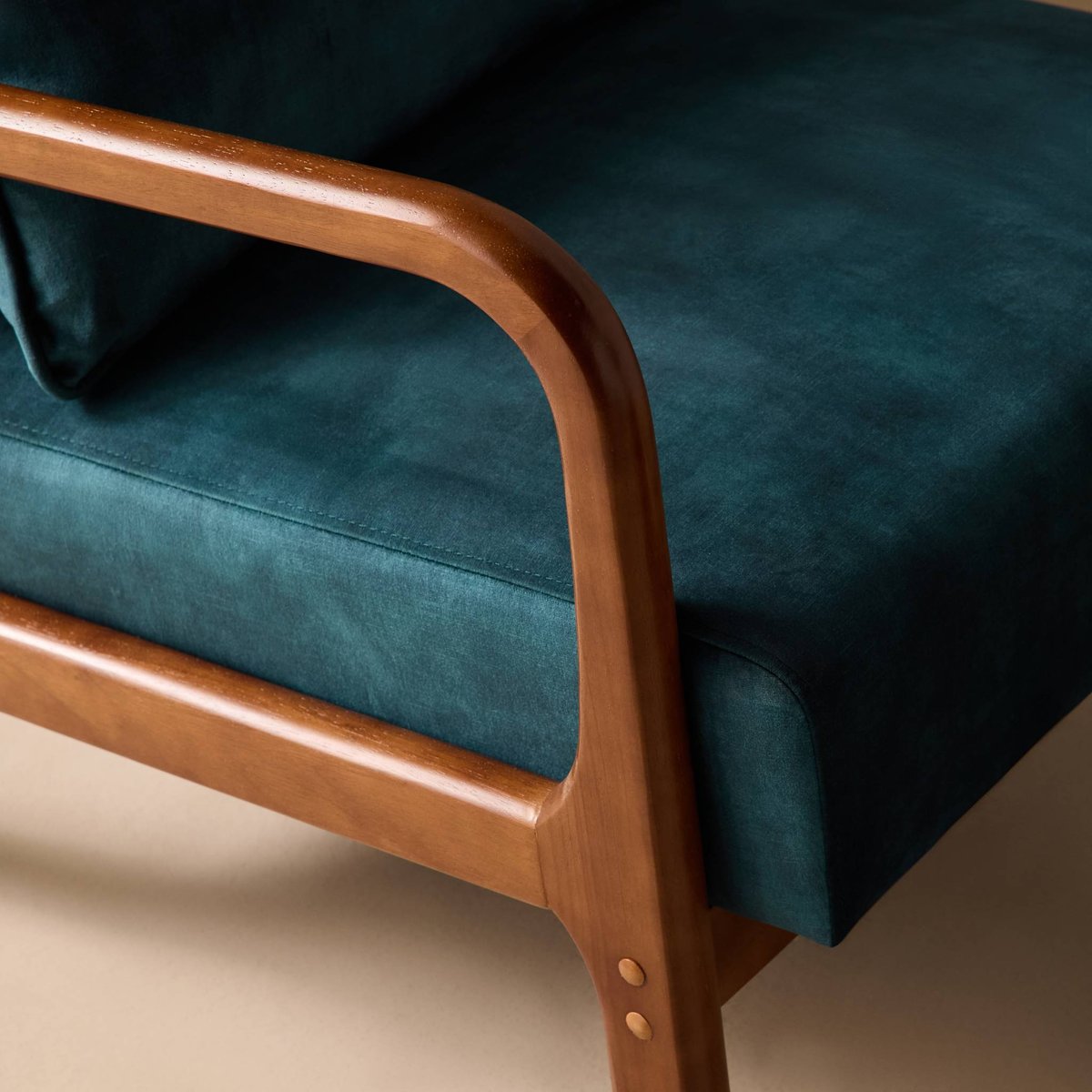 Fauteuil scandinave bois d'hévéa teinté noyer clair et velours LORENS bleu canard, SWEEEK