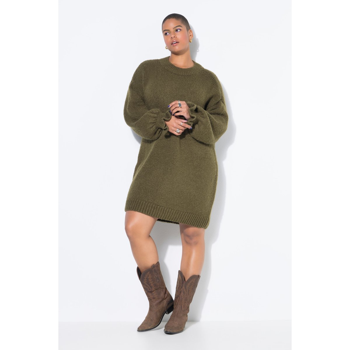Robe en maille oversize. Manches ruchées olive foncé, STUDIO UNTOLD