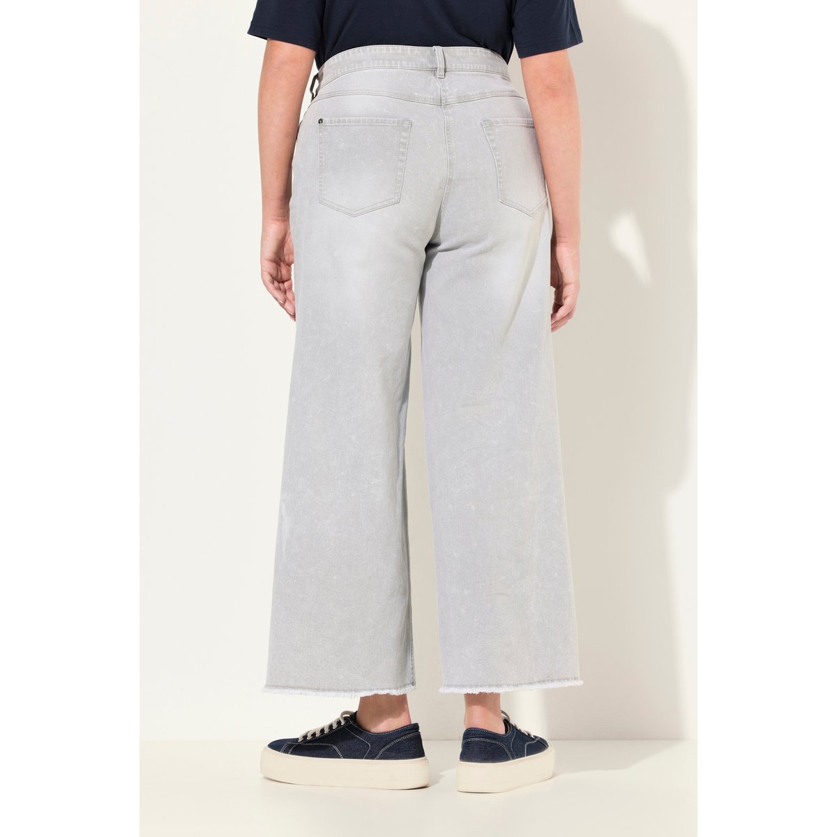 Jean Mary stretch. Jambe large et ourlet jean gris clair, ULLA POPKEN