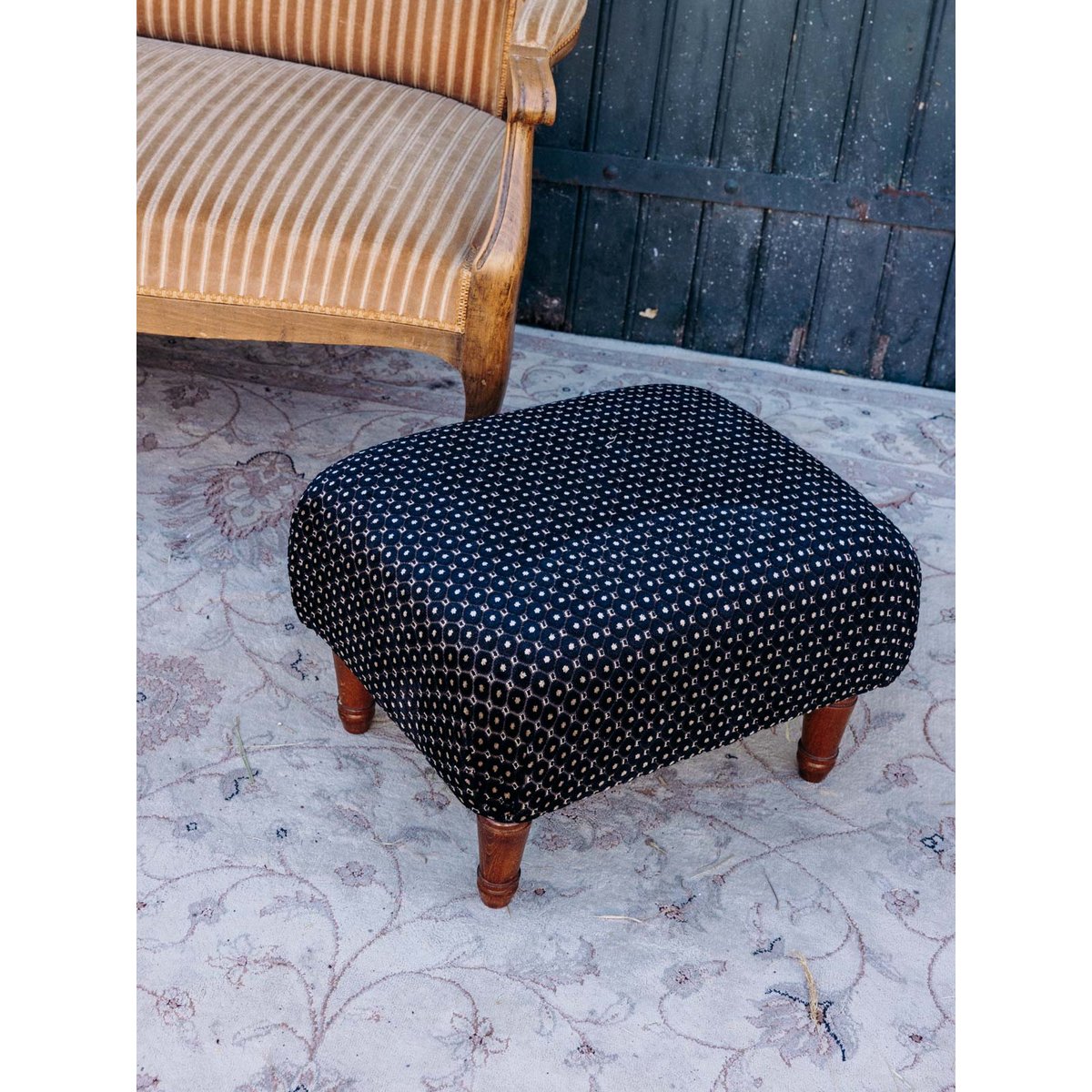 Pouf retapissé en tissu noir à motifs Jean-Philippe N°100 - Bon état noir, DEBONGOUT