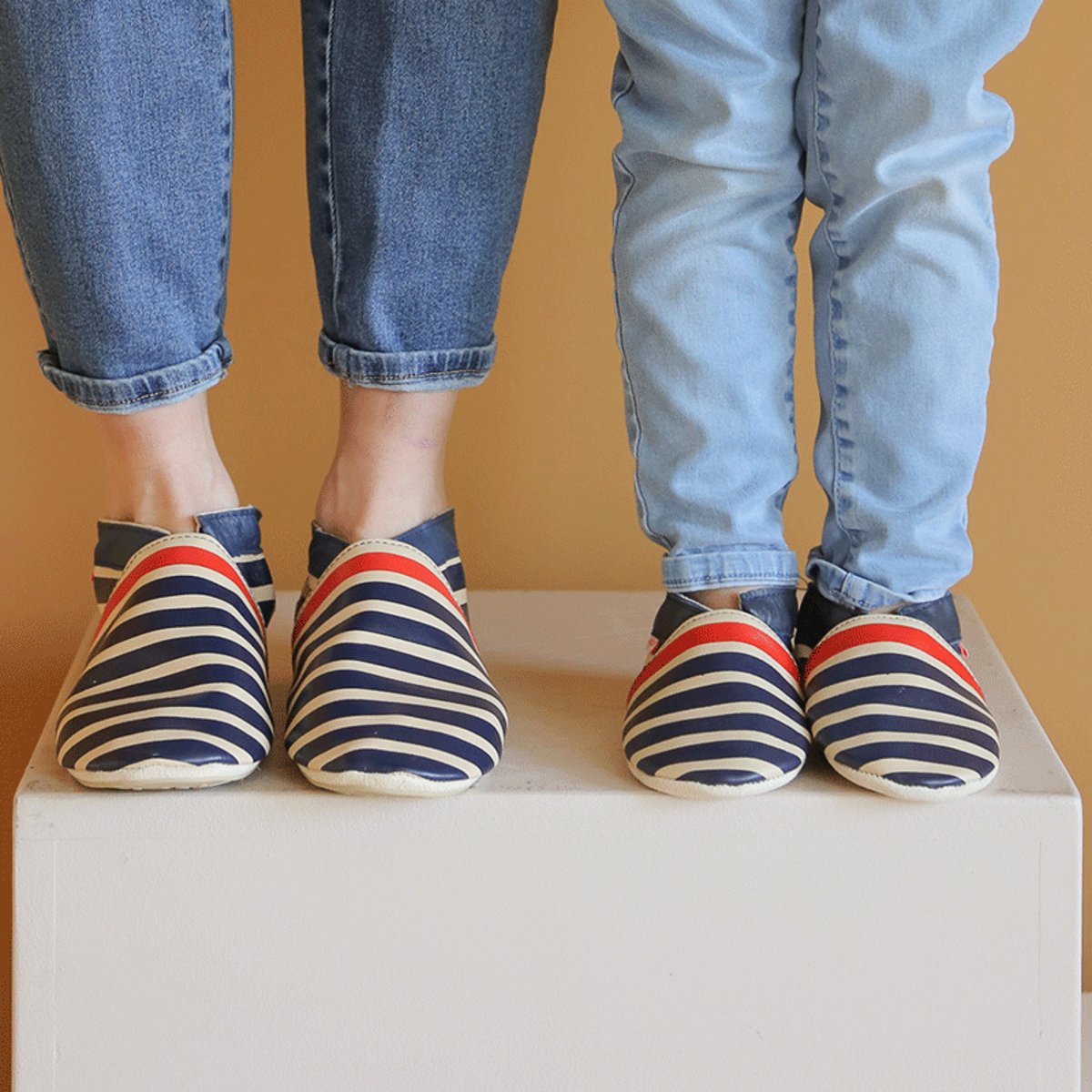 Chaussons bébé cuir souple Marcus rayé marine et rouge beige, TICHOUPS
