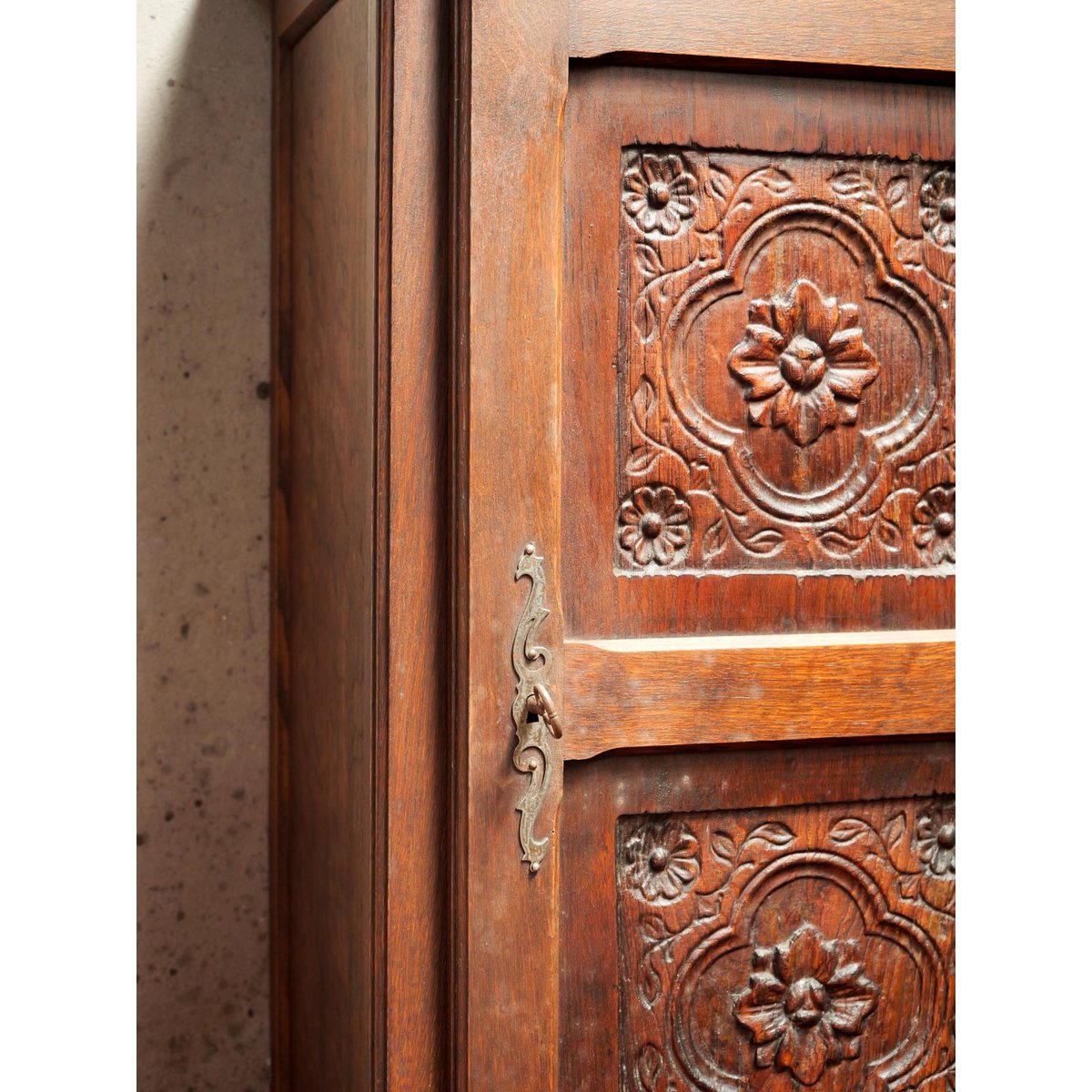 Table d'appoint en bois Francine N°985 - Bon état bois foncé, DEBONGOUT