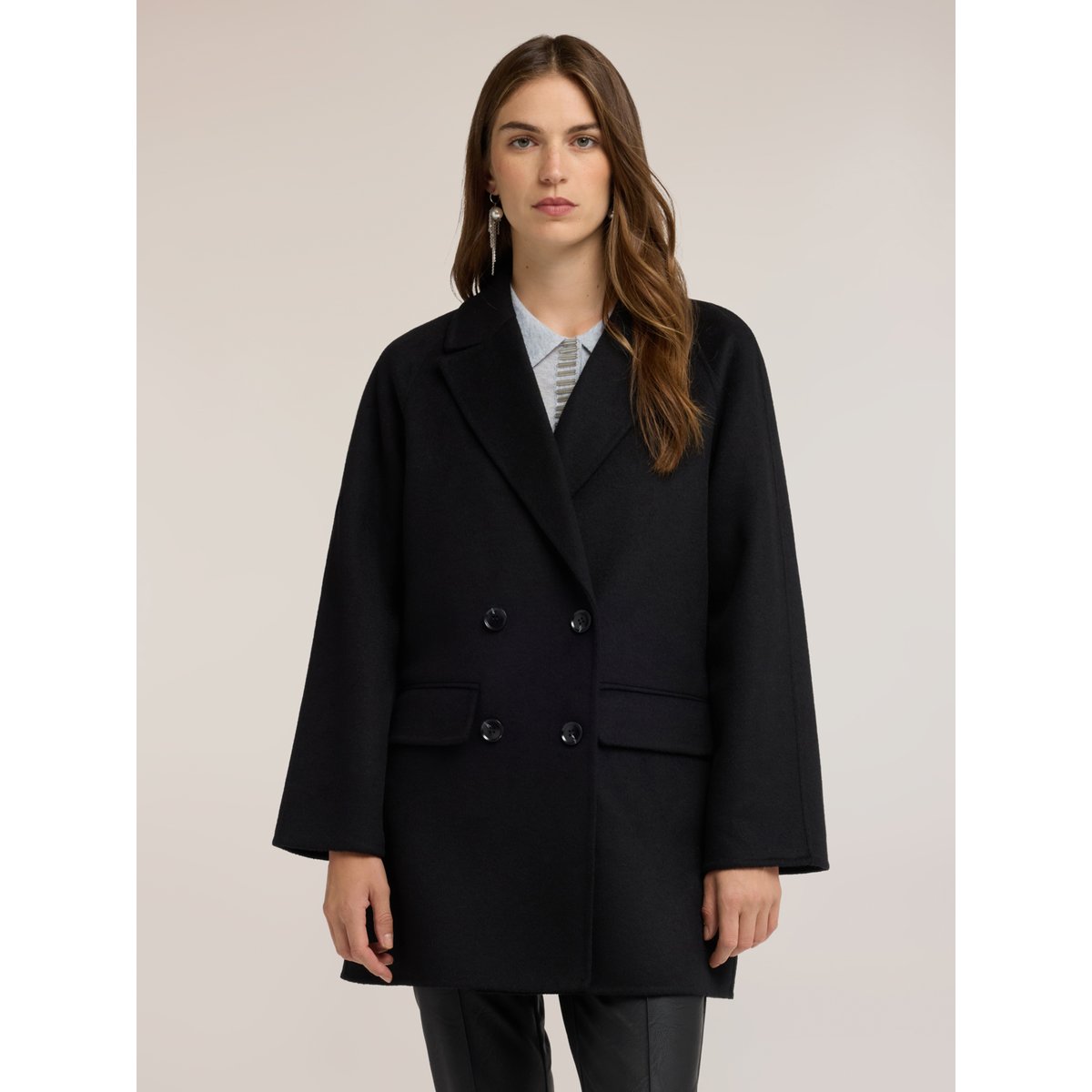 Manteau croisé noir, MOTIVI