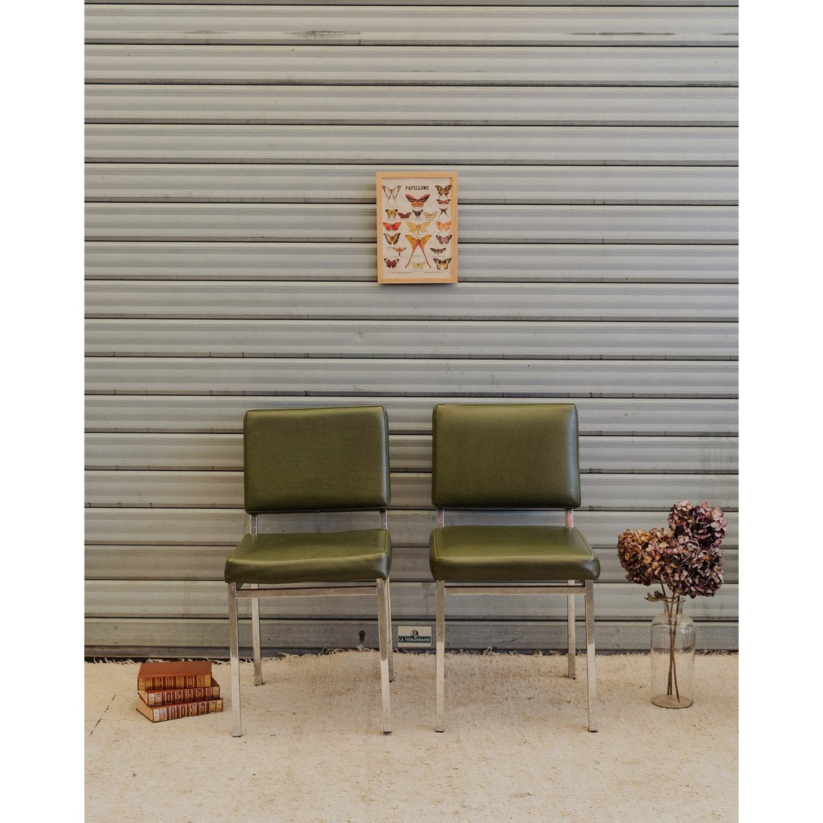 Paire de chaises en cuir vert et chromées Alma N°2016 - Bon état argenté, DEBONGOUT