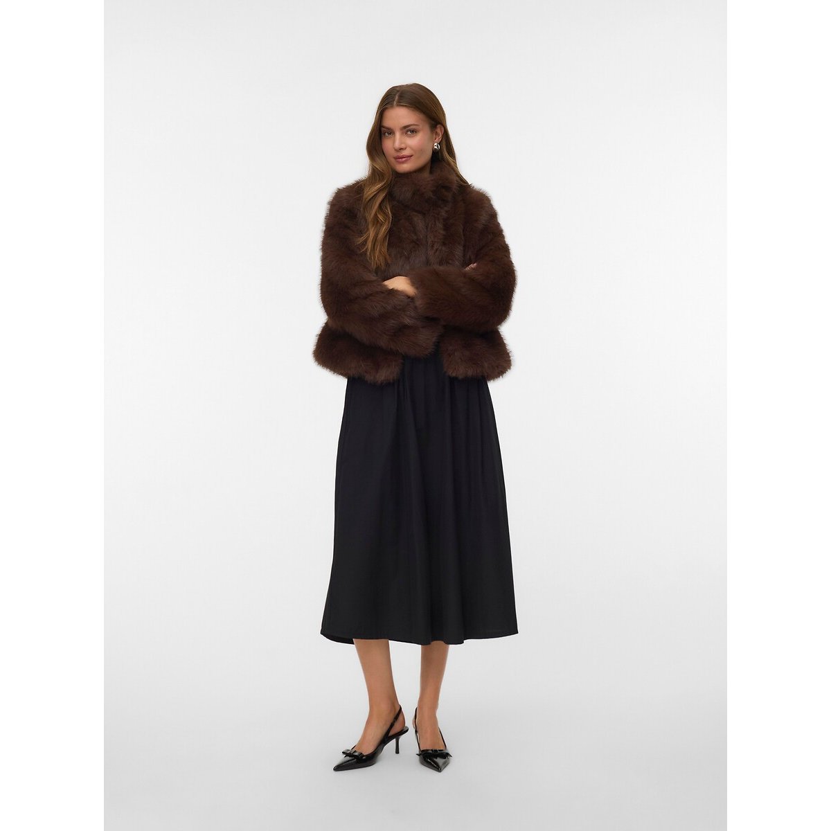 Manteau court en tissu duveteux à poils longs marron chocolat, VERO MODA