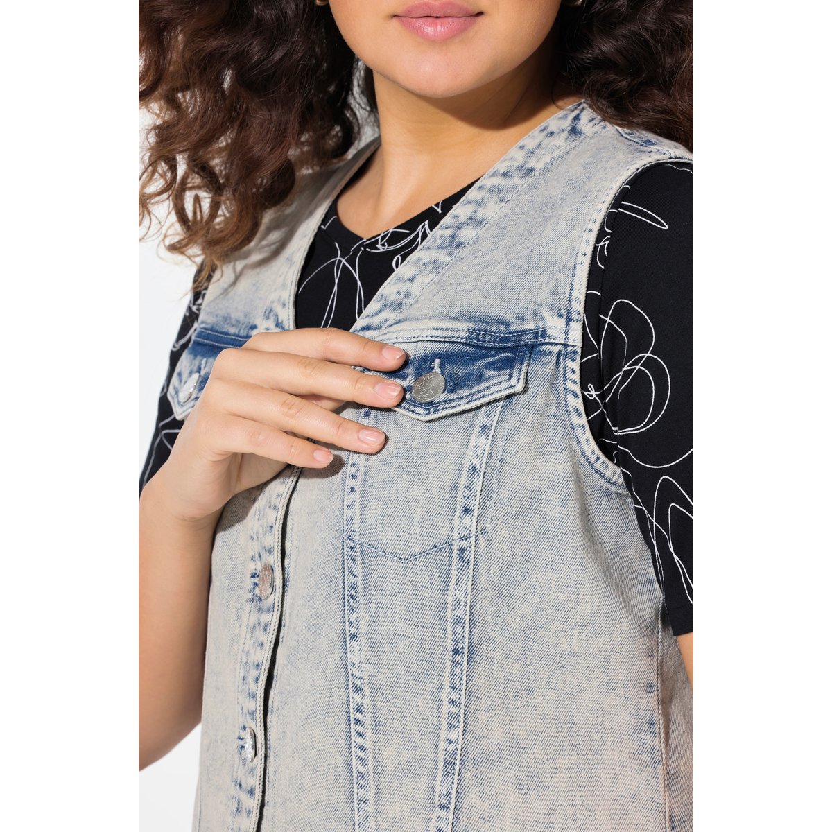 Gilet en jean stretch. Encolure V. Base en bleu jean mat, ULLA POPKEN