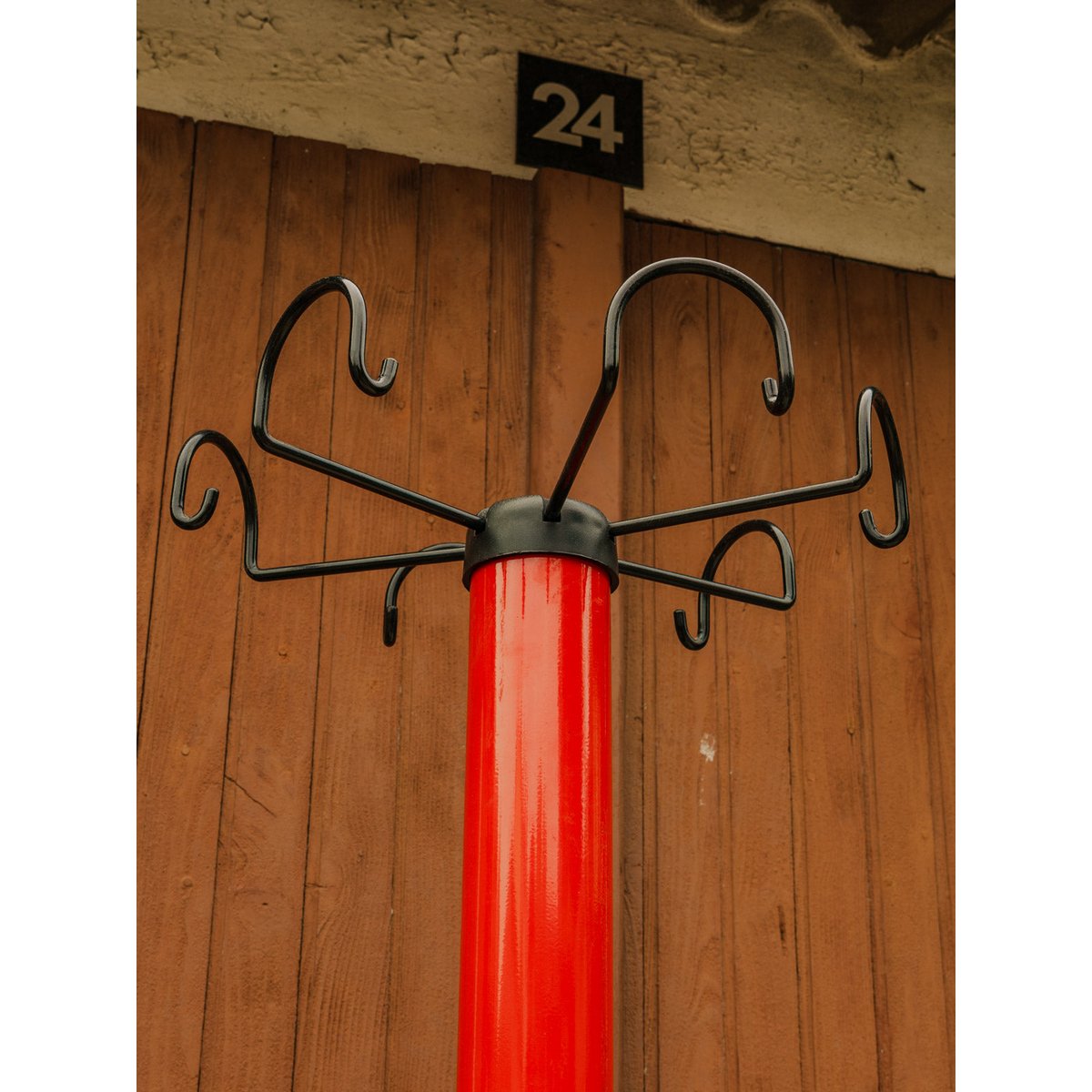 Porte-manteau en métal rouge et noir Max N°498 - Bon état rouge, DEBONGOUT