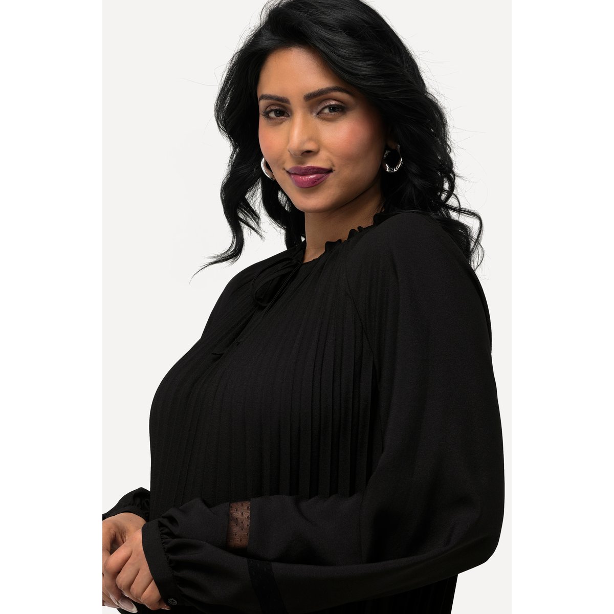 Robe plissée avec dentelle. Col agrémenté noir, ULLA POPKEN