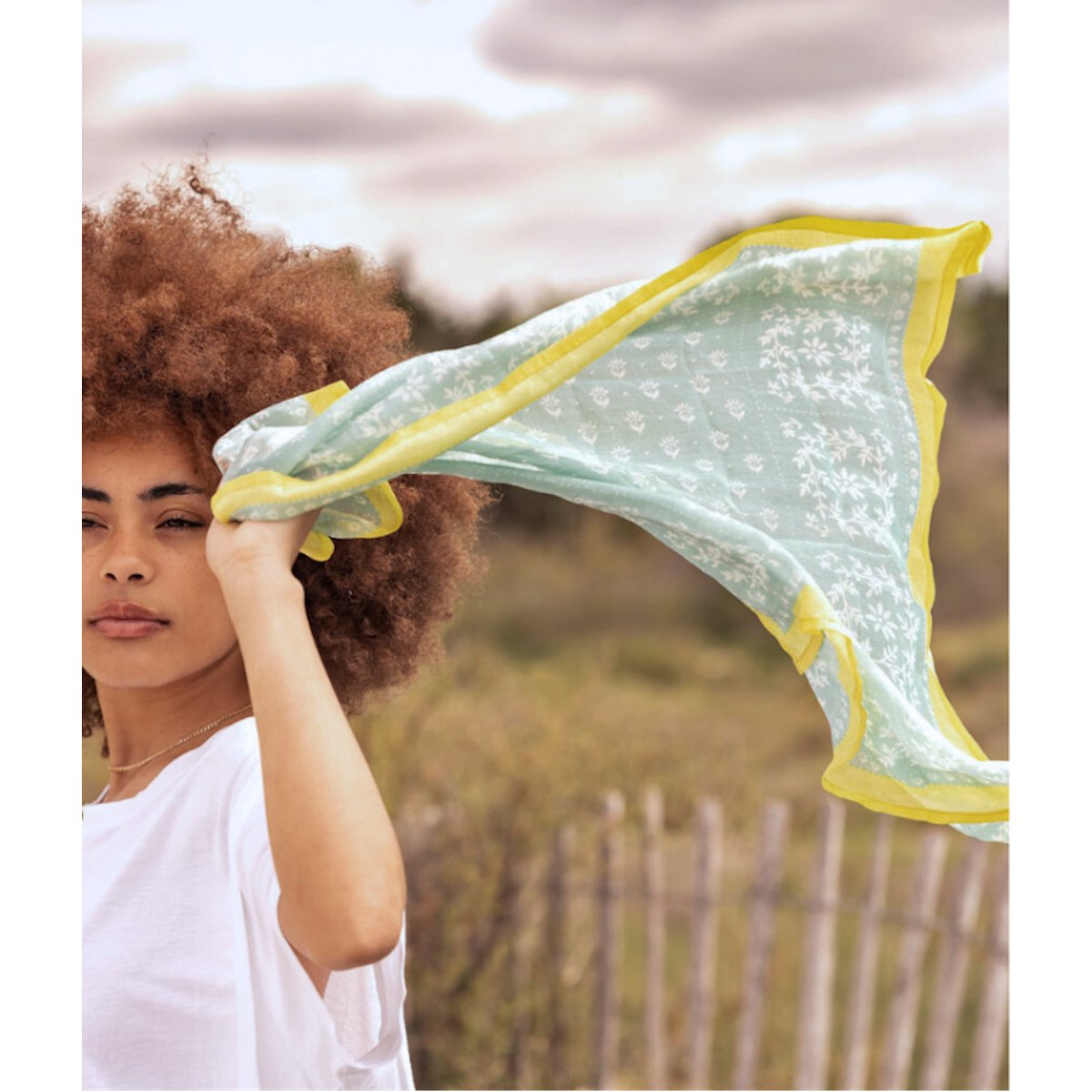 Grand foulard en soie imprimé KARMA bleu ciel, BINDI ATELIER