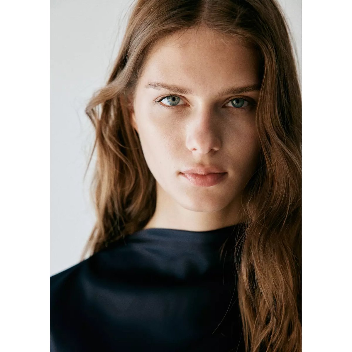 Robe satinée drapée bleu marine, MANGO