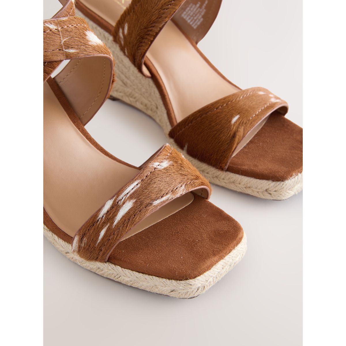 Chaussures compensées en cuir à bride croisée marron, NEXT