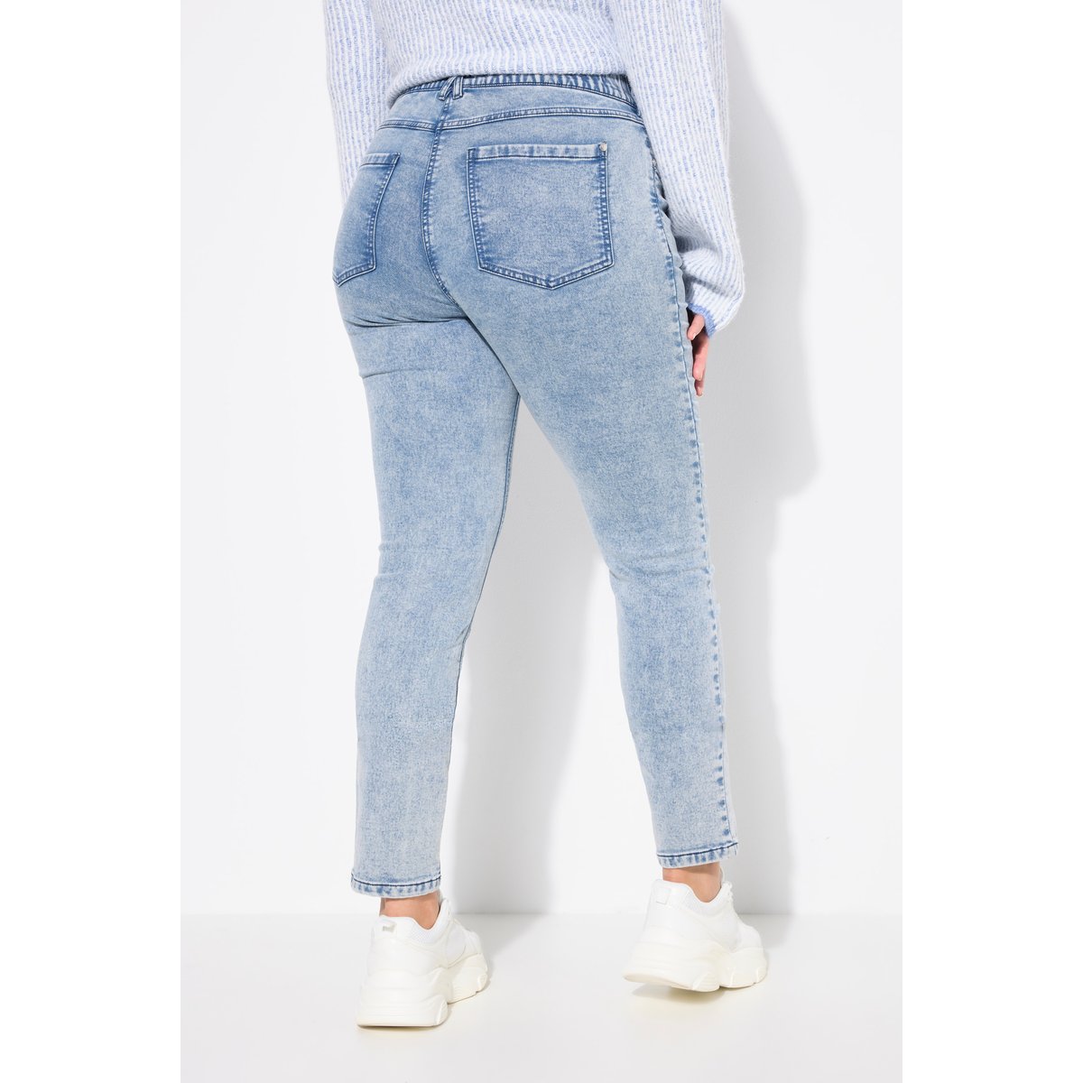 Jean Sarah en jersey bleu clair, ULLA POPKEN