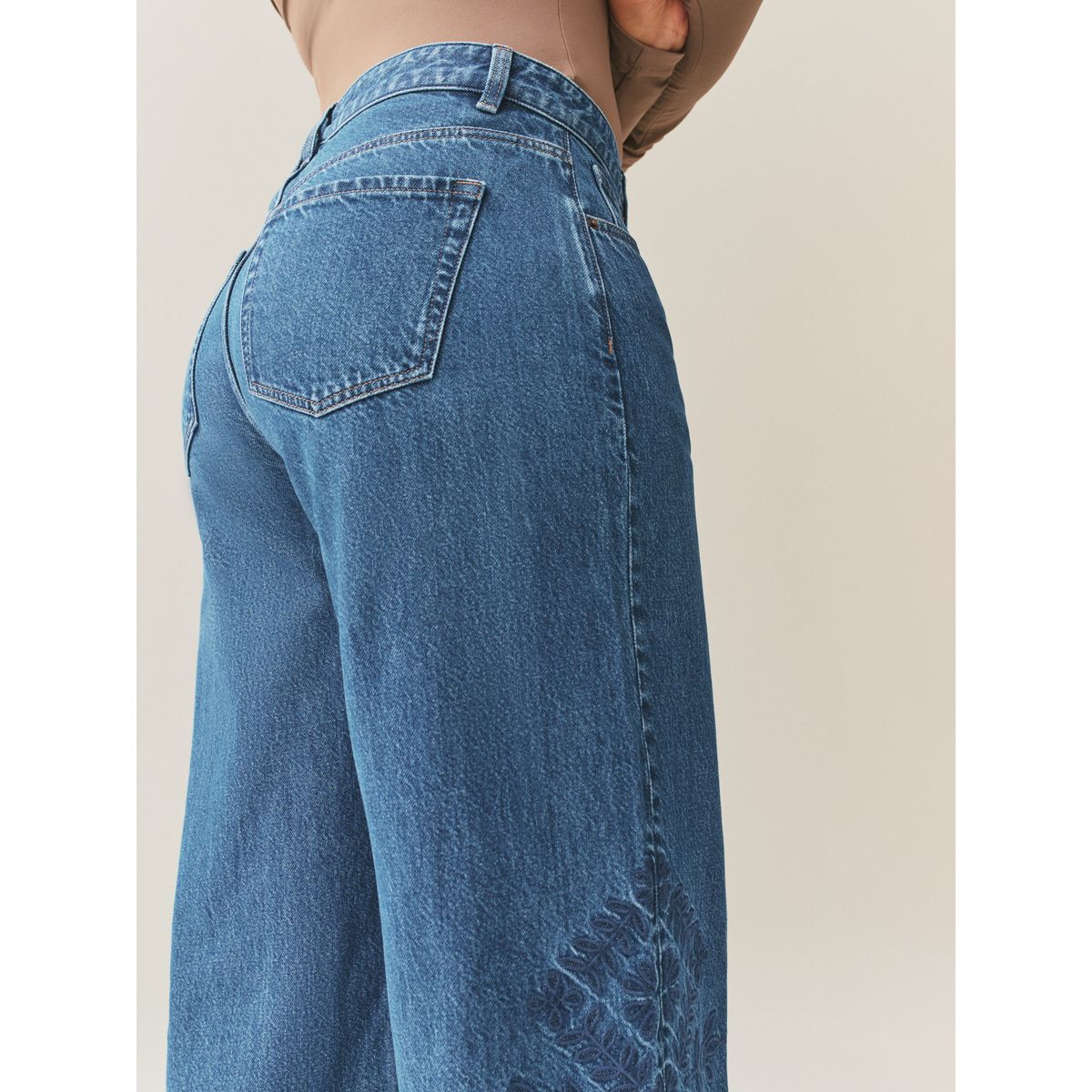 Jean large sablier denim bleu moyen brodé, NEXT