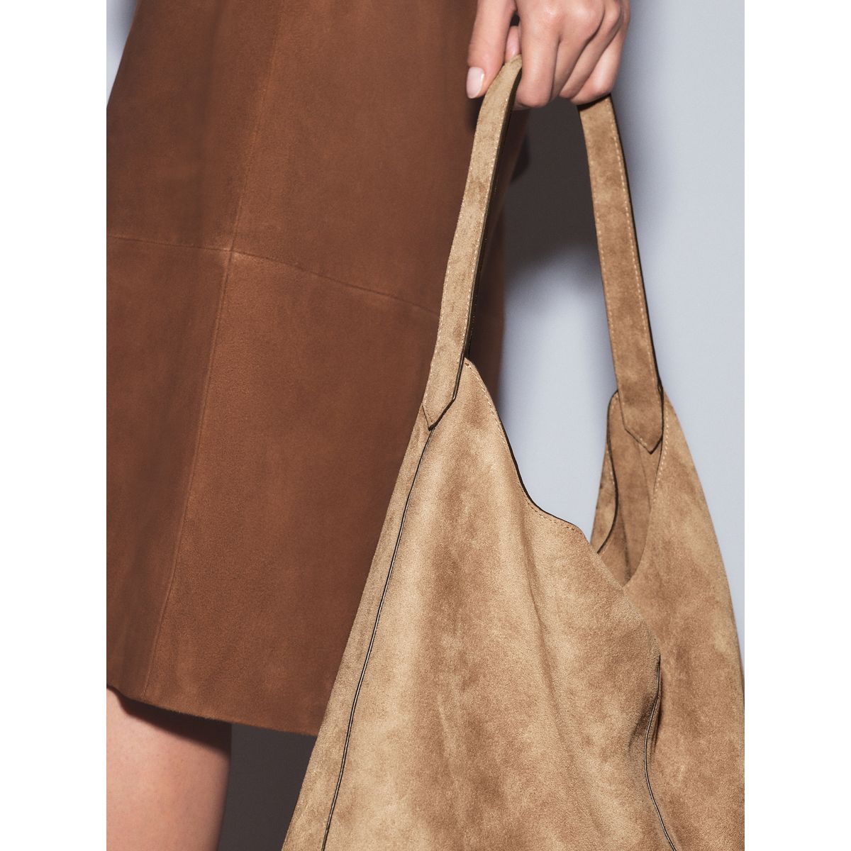 Sac souple à bandoulière en daim synthétique camel, NEXT