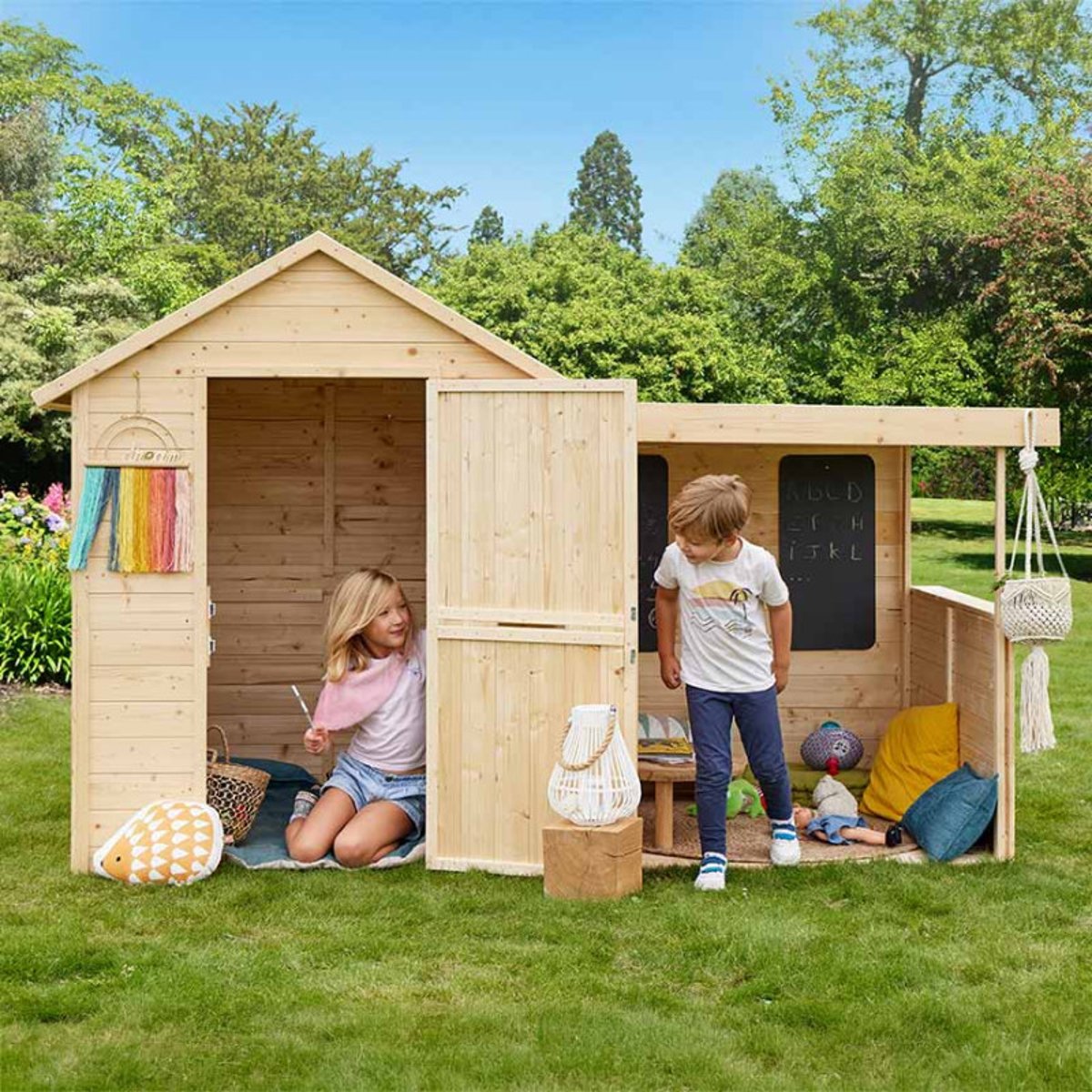 Cabane en bois pour enfants avec préau extérieur SARAH marron, SOULET