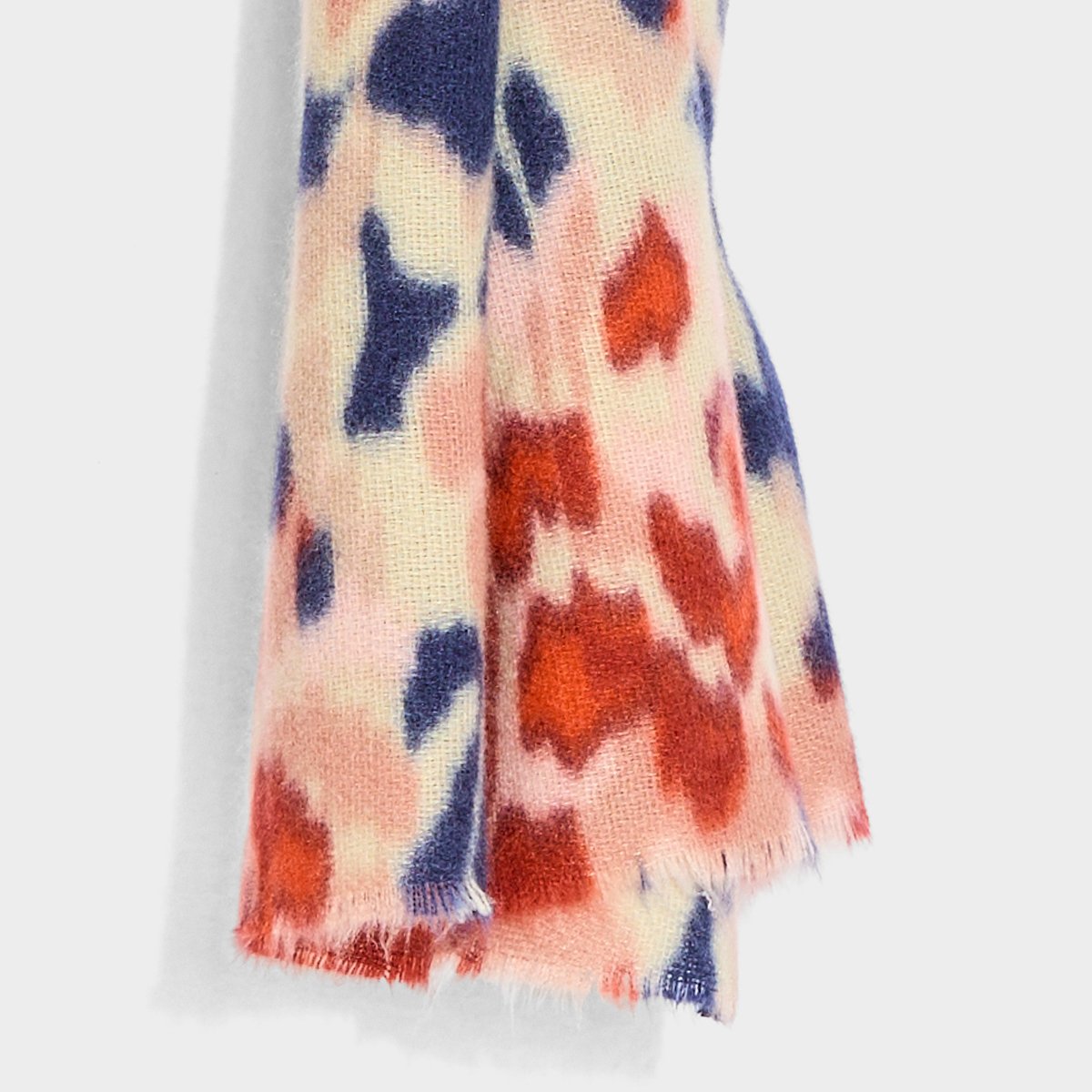 Écharpe douce motif fleurs rose, GRAIN DE MALICE