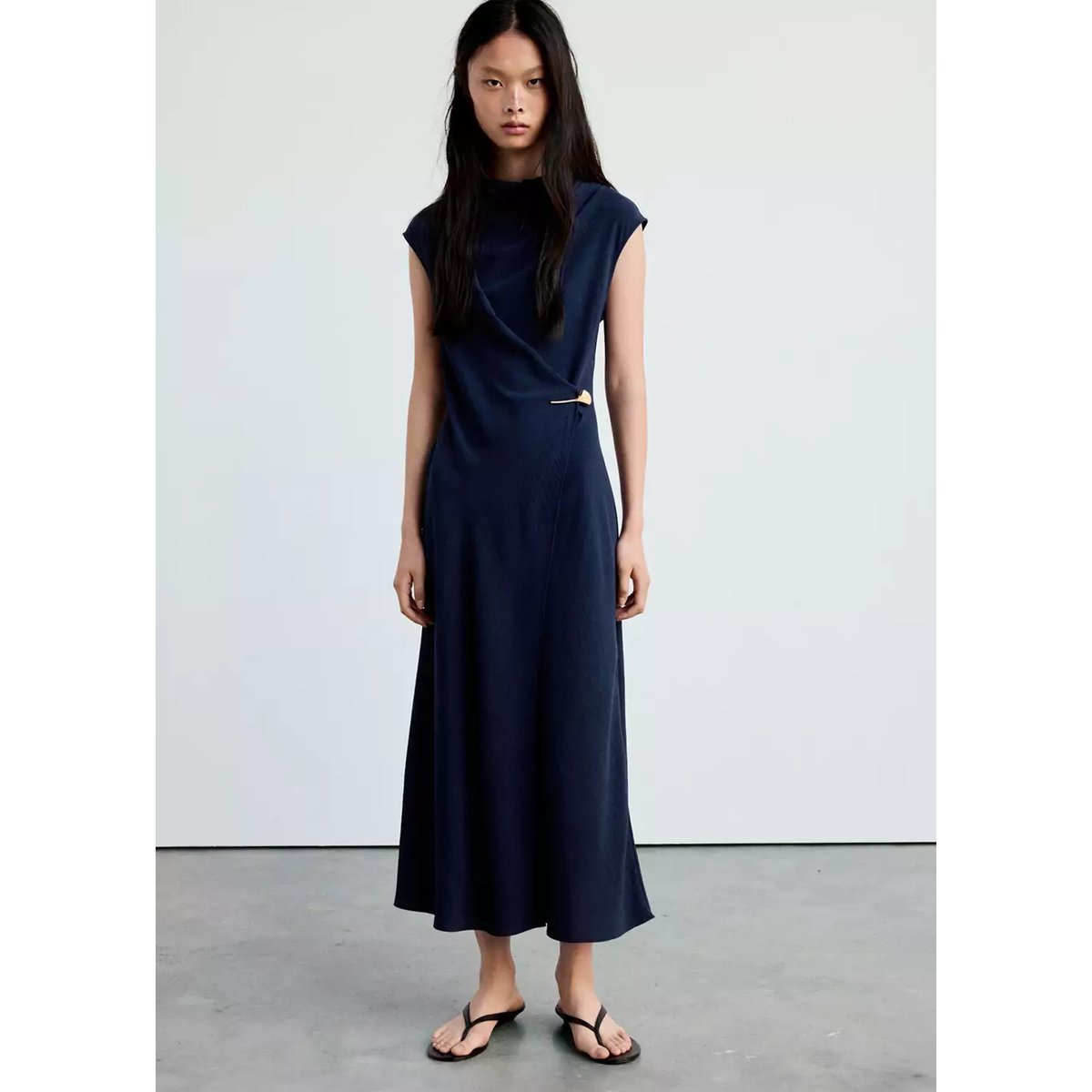 Robe drapée détail bijou bleu nuit, MANGO