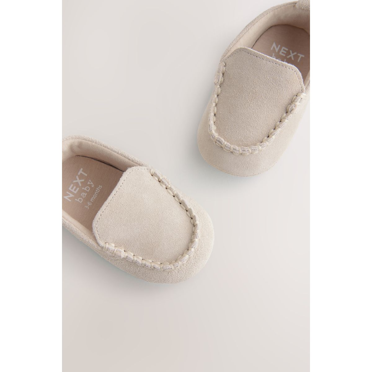 Chaussures en daim pour bébé mocassin neutre, NEXT