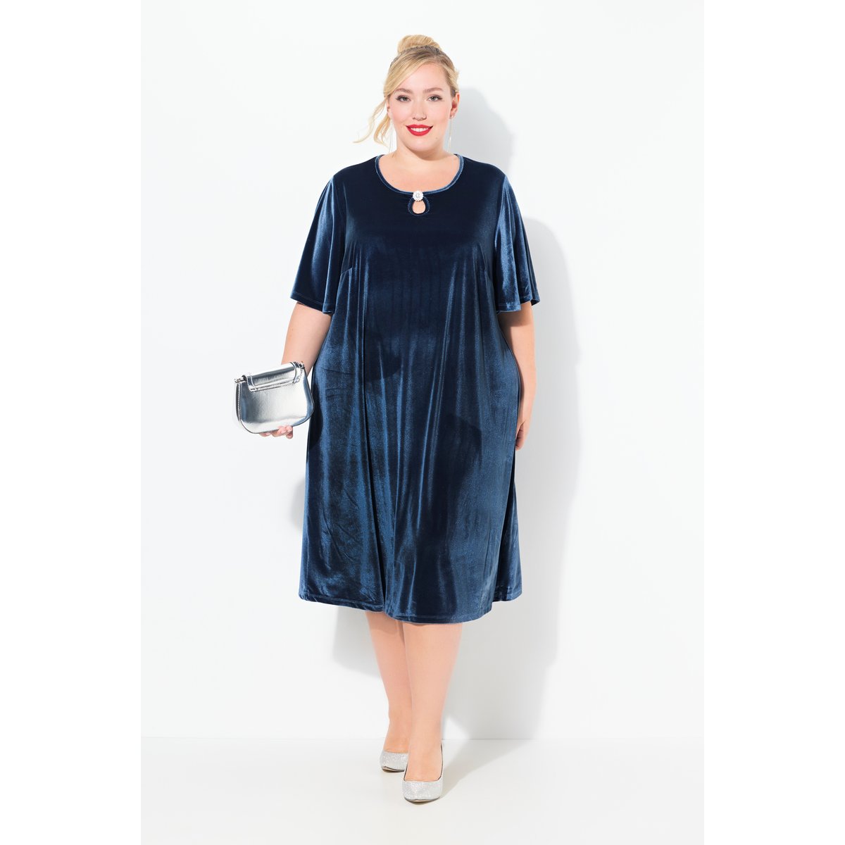 Robe en velours à manches courtes. Décolleté marine, ULLA POPKEN