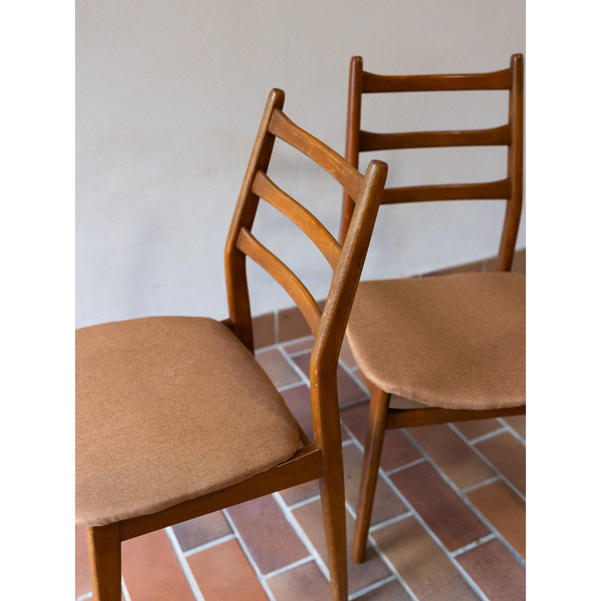 Paire de chaises scandinaves Alma N°1791 - Bon état bois foncé, DEBONGOUT