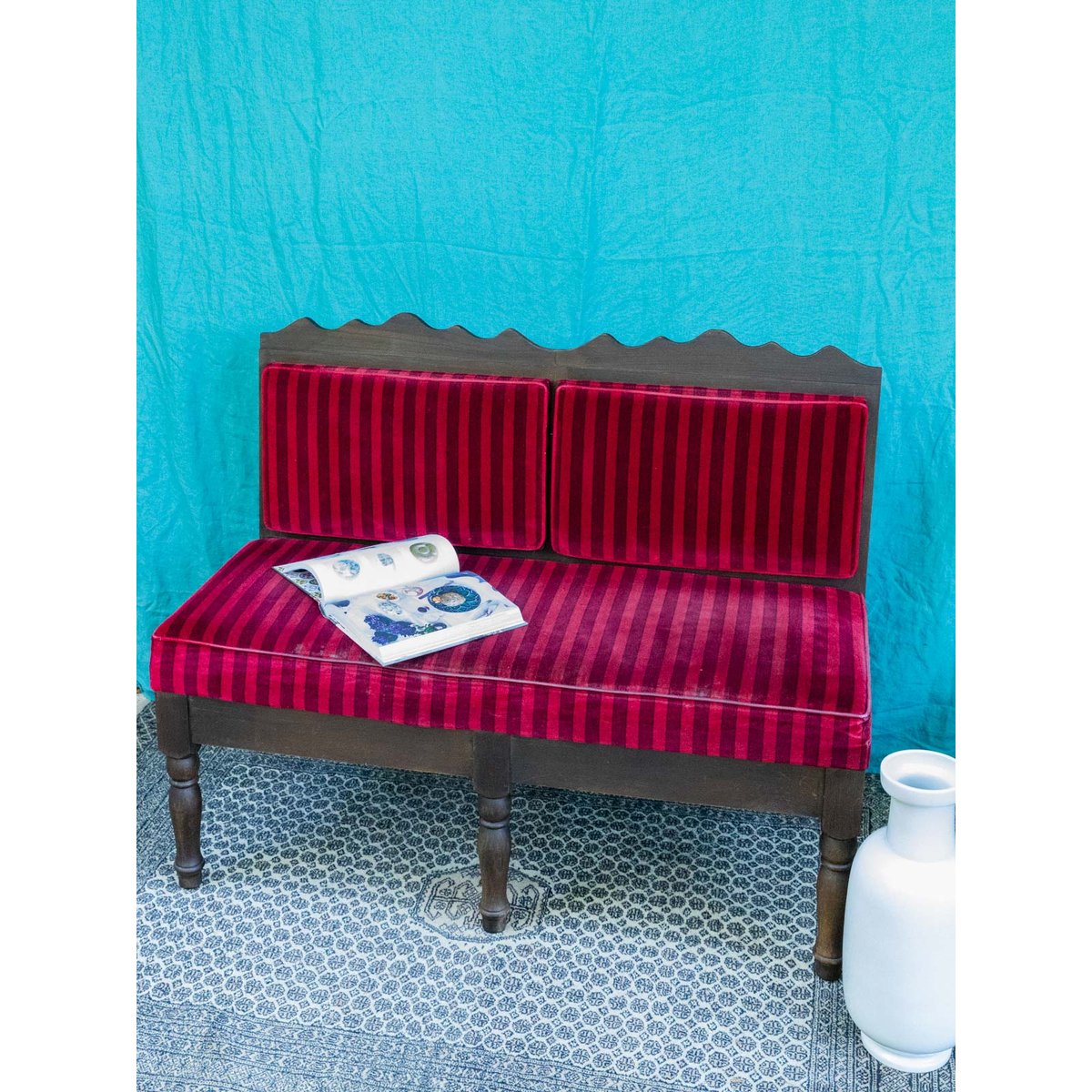Banquette deux places en velours vintage Clara N°153 - Bon état bois foncé, DEBONGOUT
