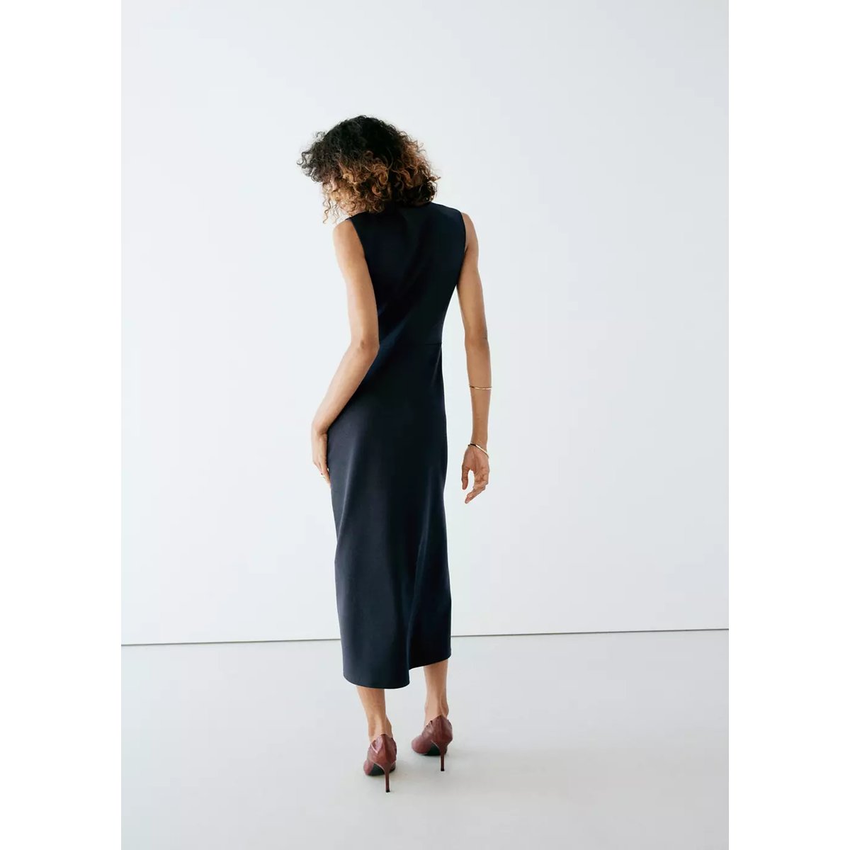 Robe à encolure asymétrique froncée bleu nuit, MANGO