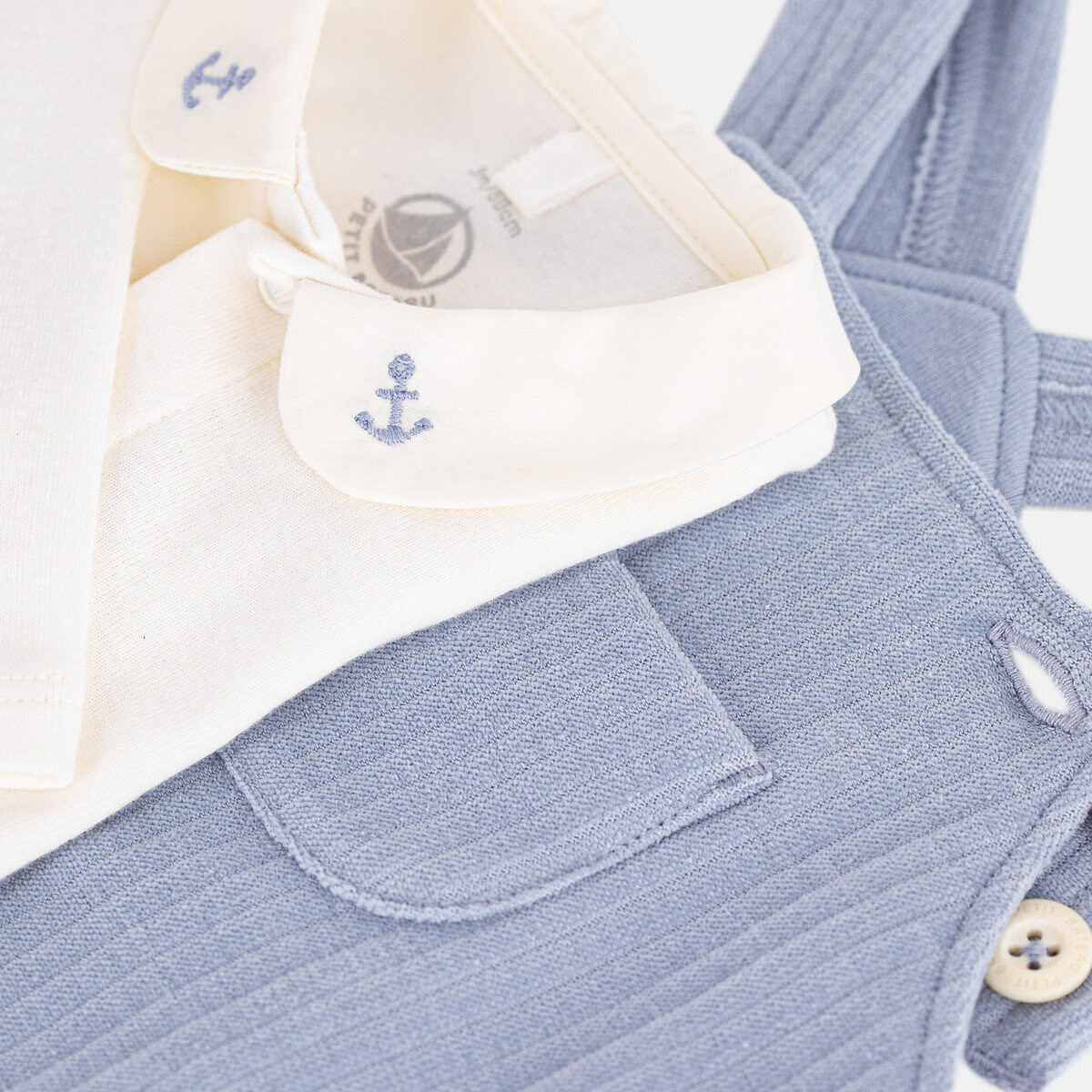 Set composto da salopette e body in felpa, con motivo con ancore blu + écru, PETIT BATEAU