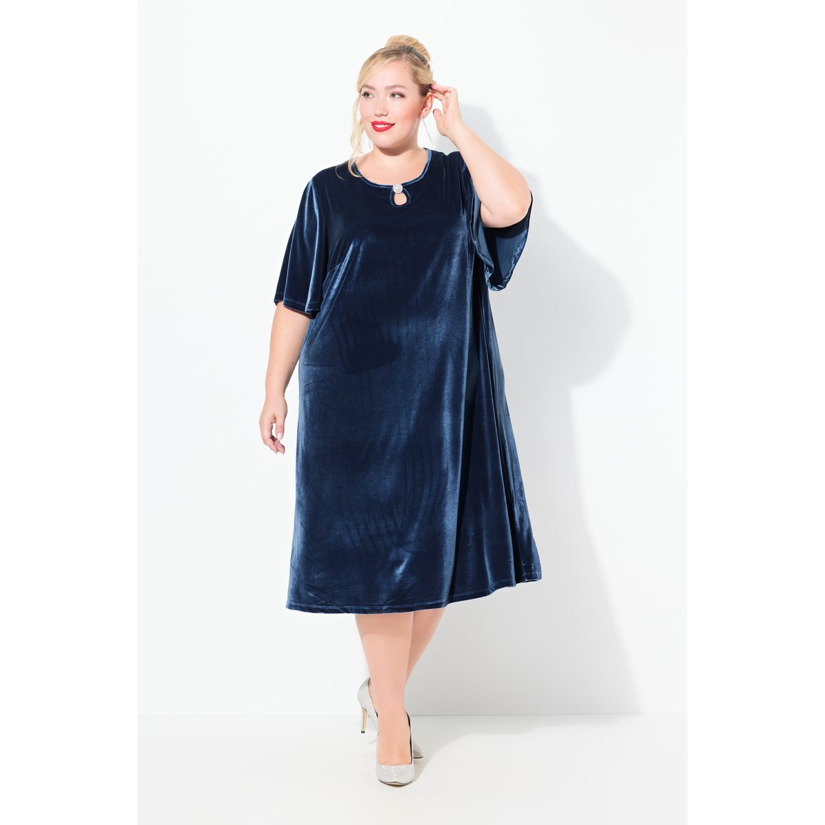 Robe en velours à manches courtes. Décolleté marine, ULLA POPKEN