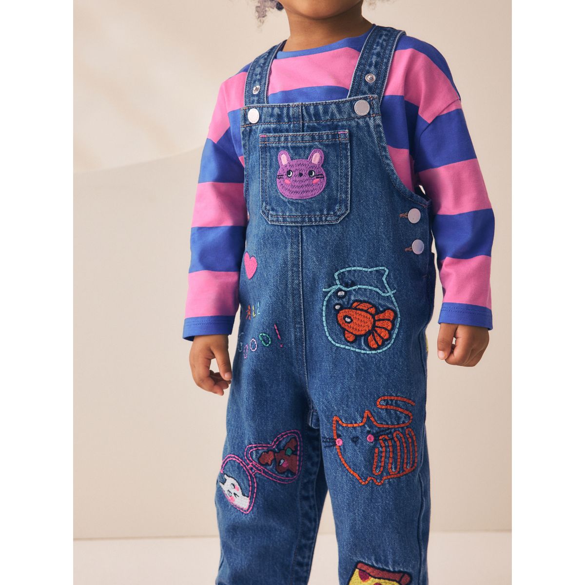 Ensemble salopette en jean rayures bleues et roses brodées, NEXT