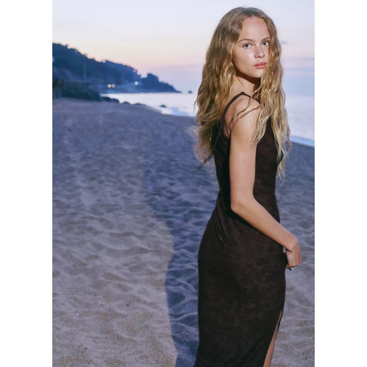 Robe asymétrique en dévoré marron, MANGO