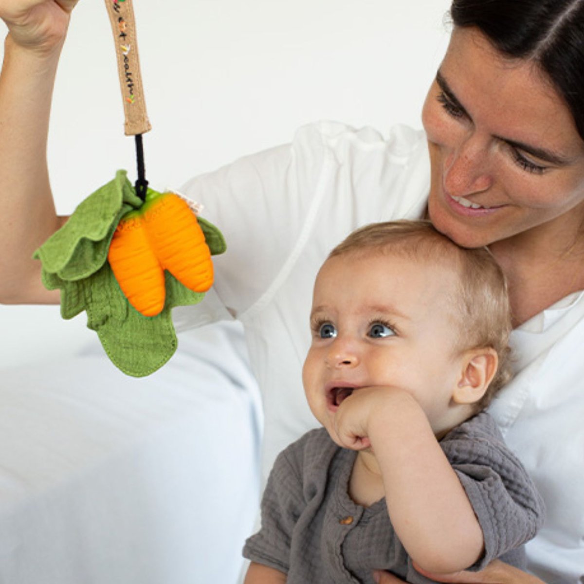Doudou de dentition orange, vert, OLI & CAROL