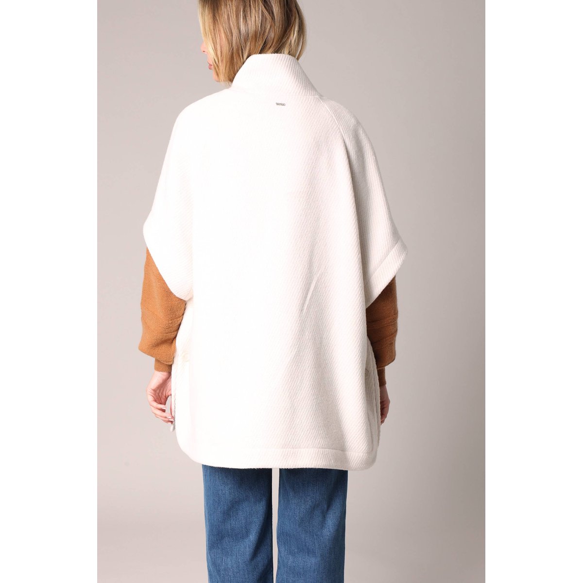 Cape ample en tissu texturé MAWIRA crème, DEELUXE