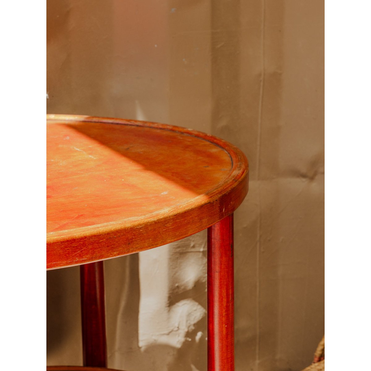 Table d'appoint en bois rouge Francine N°1078 - Bon état rouge, DEBONGOUT