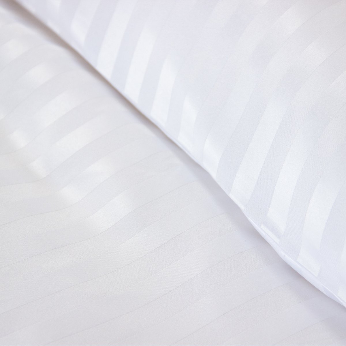 Parure de lit 3 pièces satin à fines rayures housse + taies blanc, COTE DECO