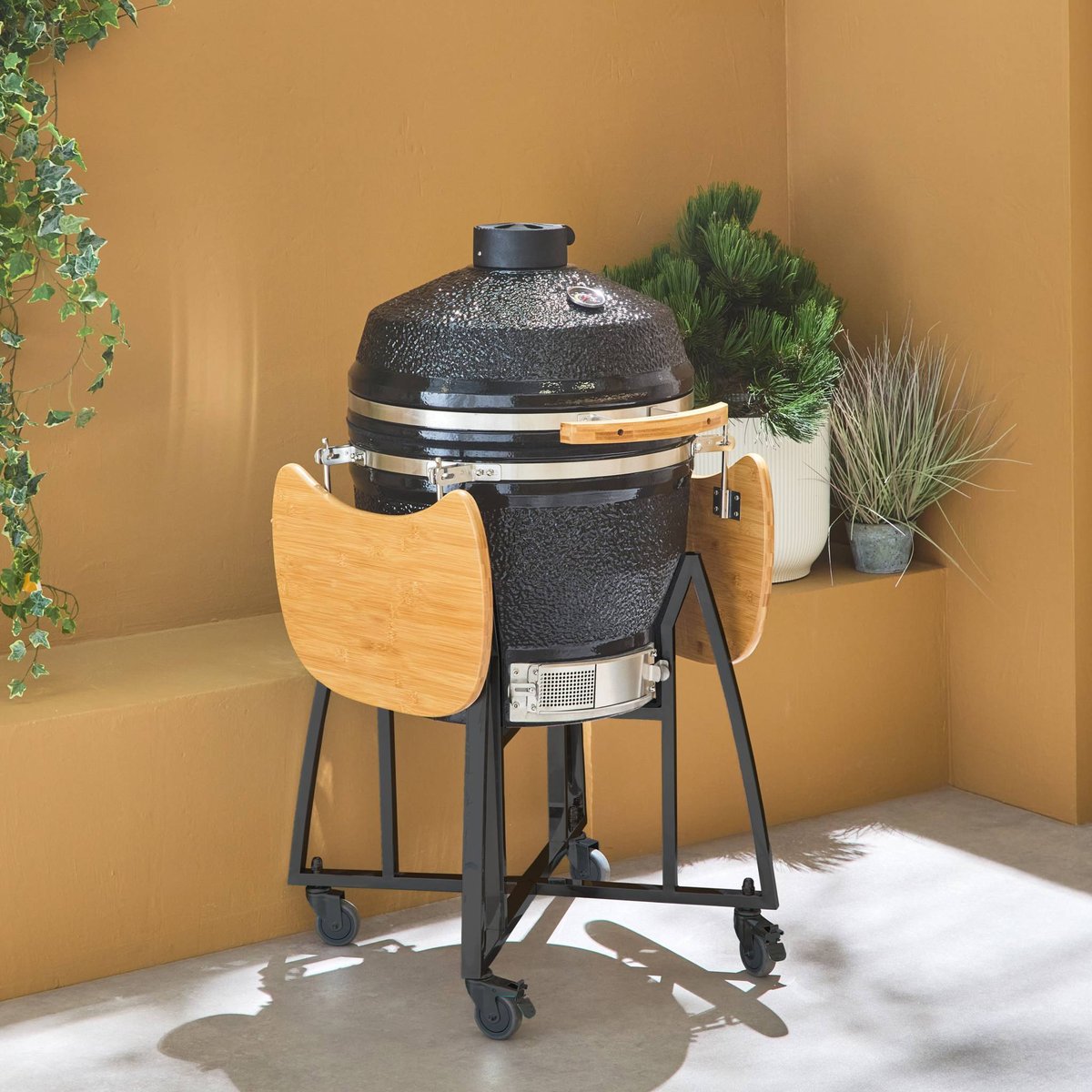 Barbecue charbon de bois, grill et fumoir, céramique Ø57cm avec roues, tablettes et housse KAMADO noir, SWEEEK