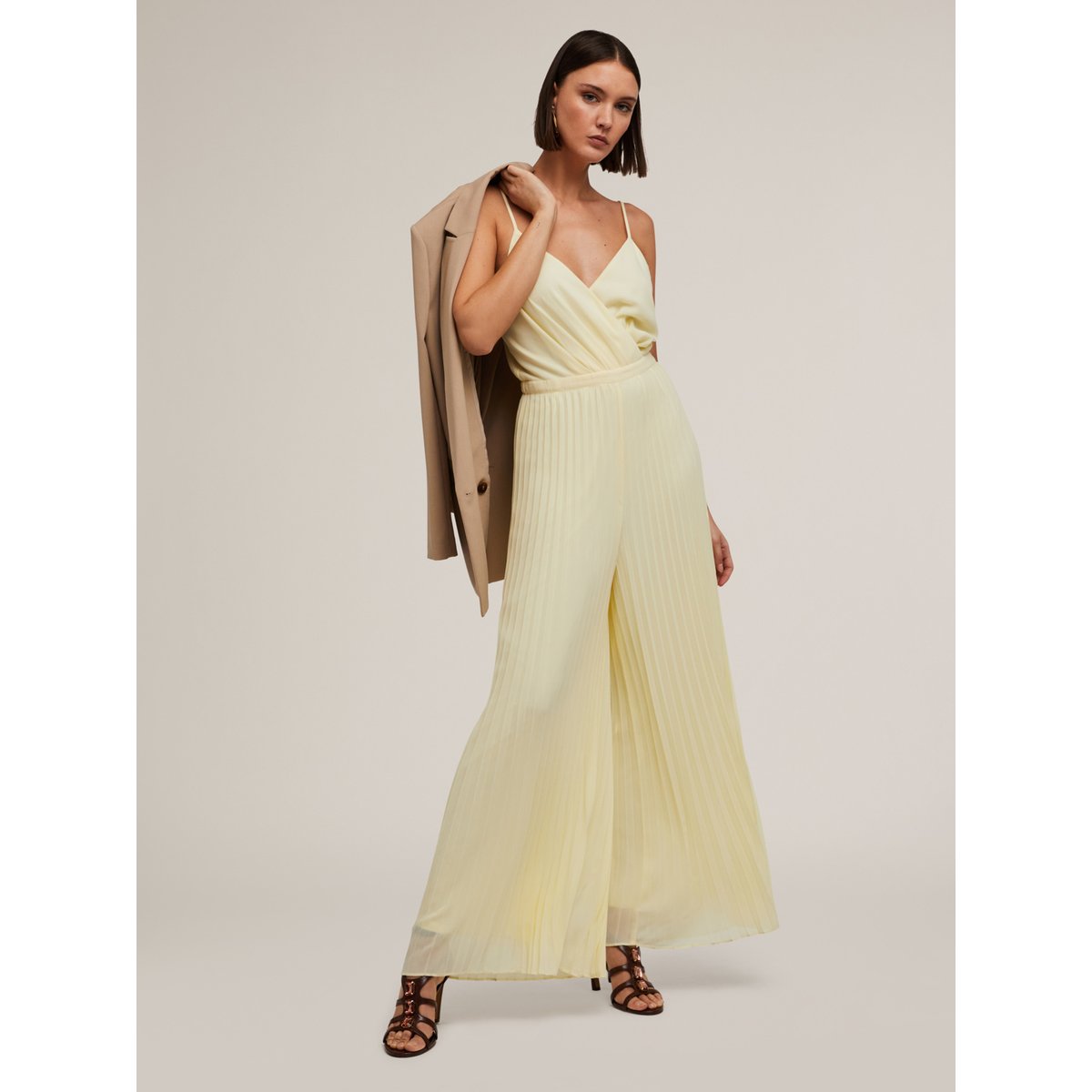 Combinaison longue plissée en satin jaune, MOTIVI