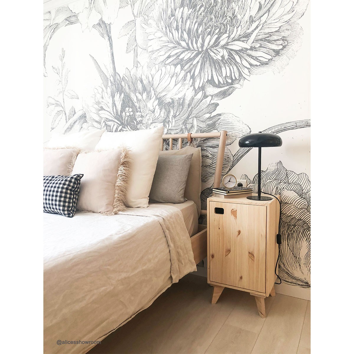 Meuble 1 porte en pin massif avec 1 tablette réglable en hauteur - L37 x H53,5 cm bois clair, CALICOSY