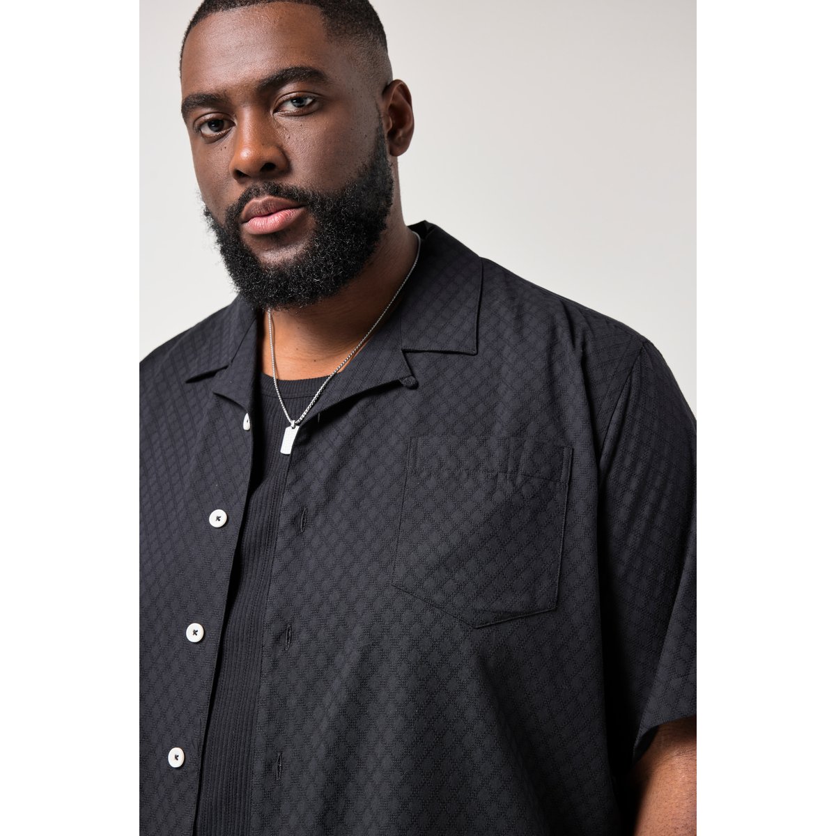 Chemise manches courtes et col cubain noir, STHUGE