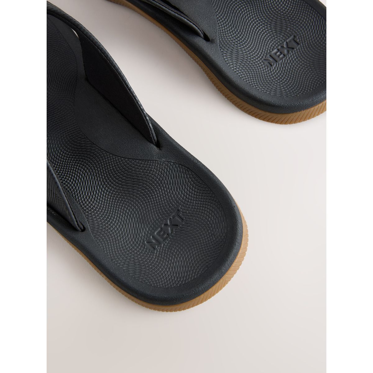 Tongs noir, NEXT