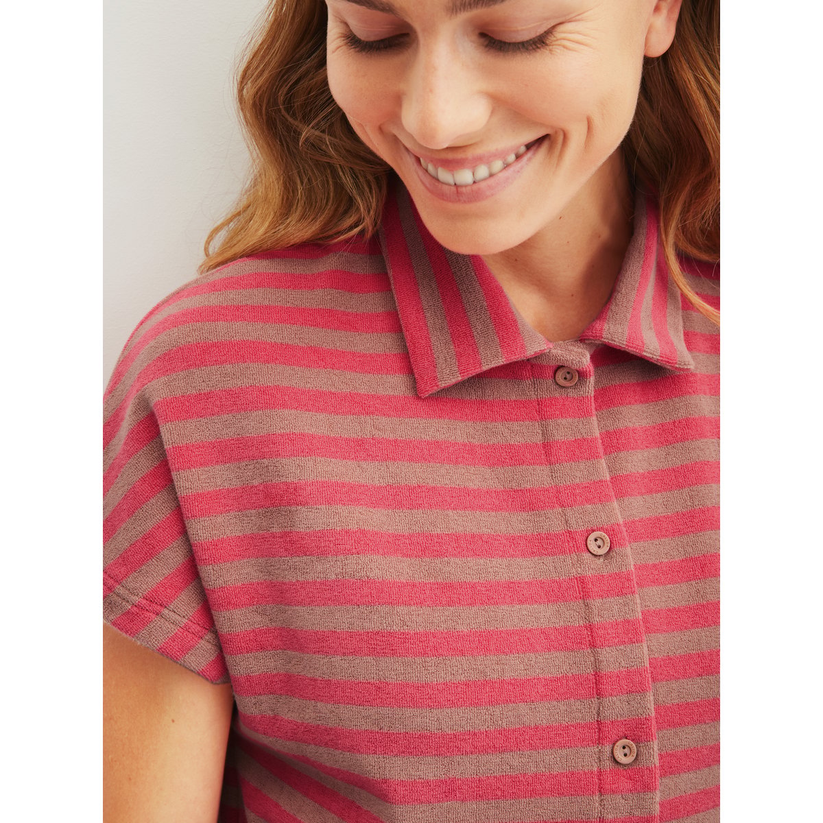 T-shirt à manches courtes avec boutons en tissu éponge manches courtes Coton LOUNGE STRIPE timeless taupe, CALIDA