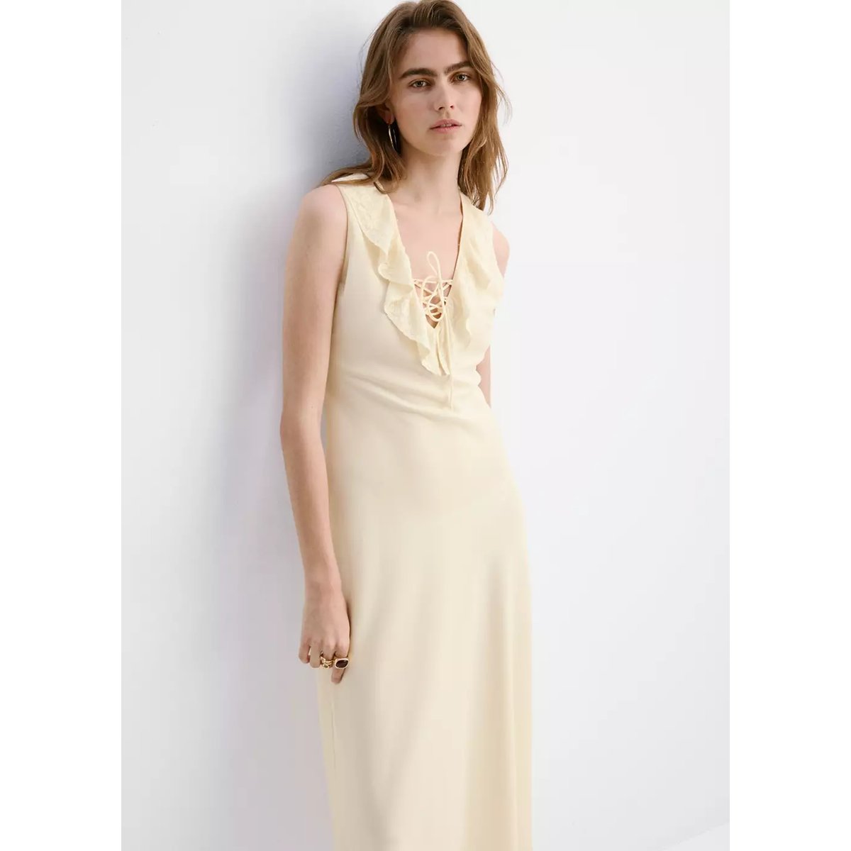 Robe à décolleté en V avec volants vanille, MANGO