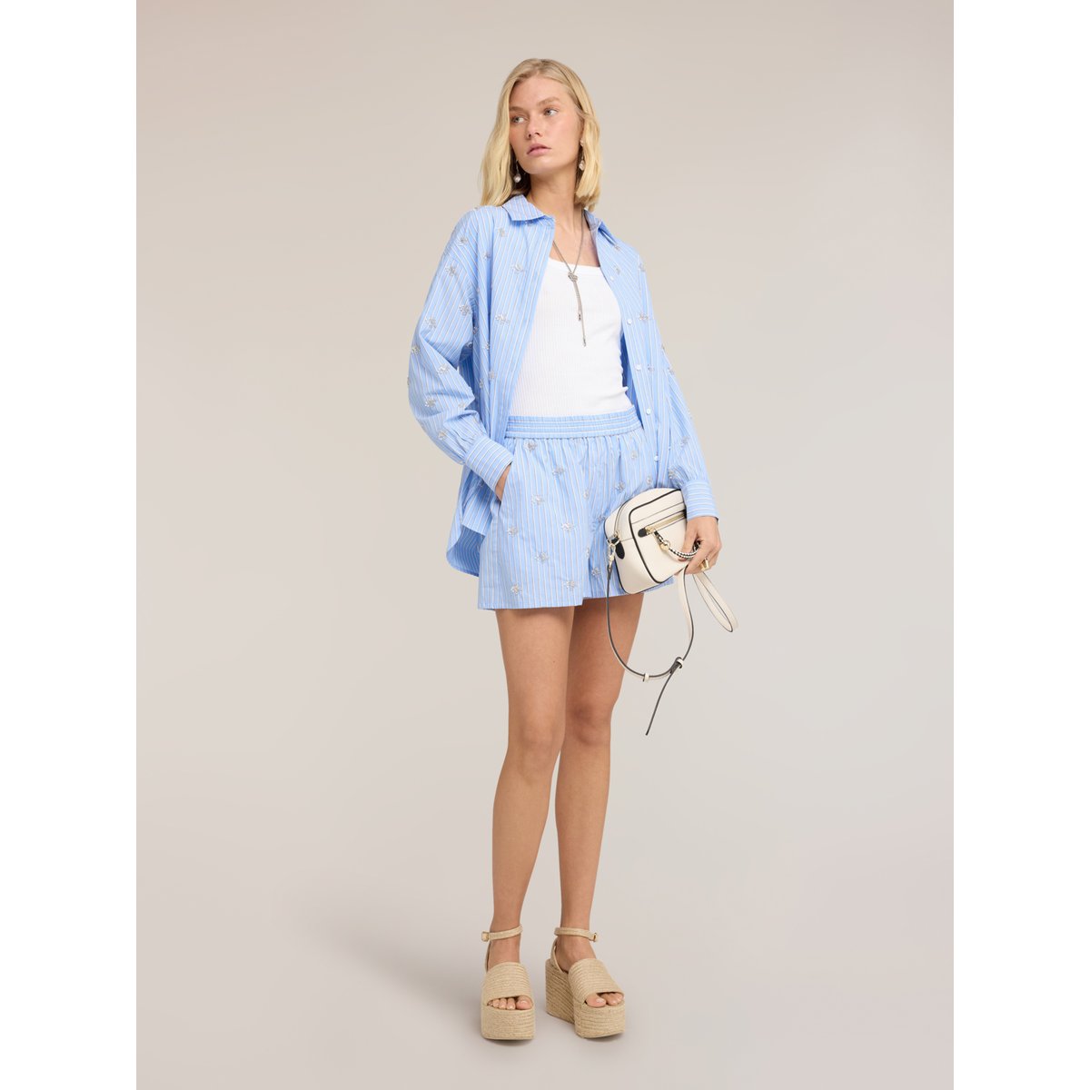 Short à rayures avec broderies bijou light - blue, MOTIVI