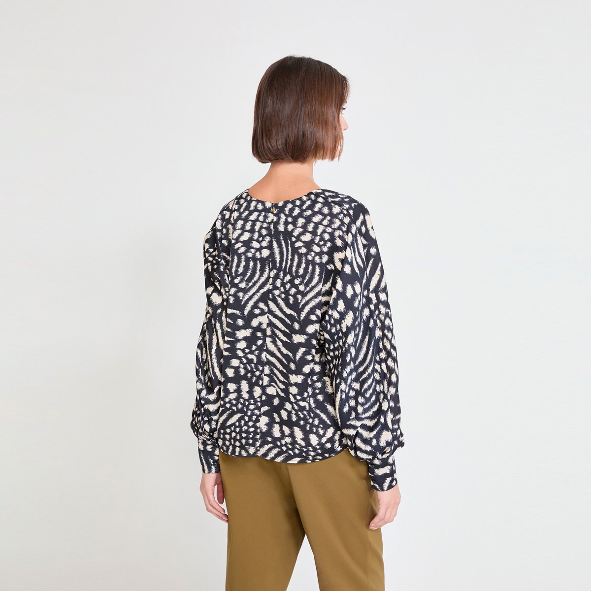 Blouse fluide col V à imprimé graphique blanc, LOLA CASADEMUNT
